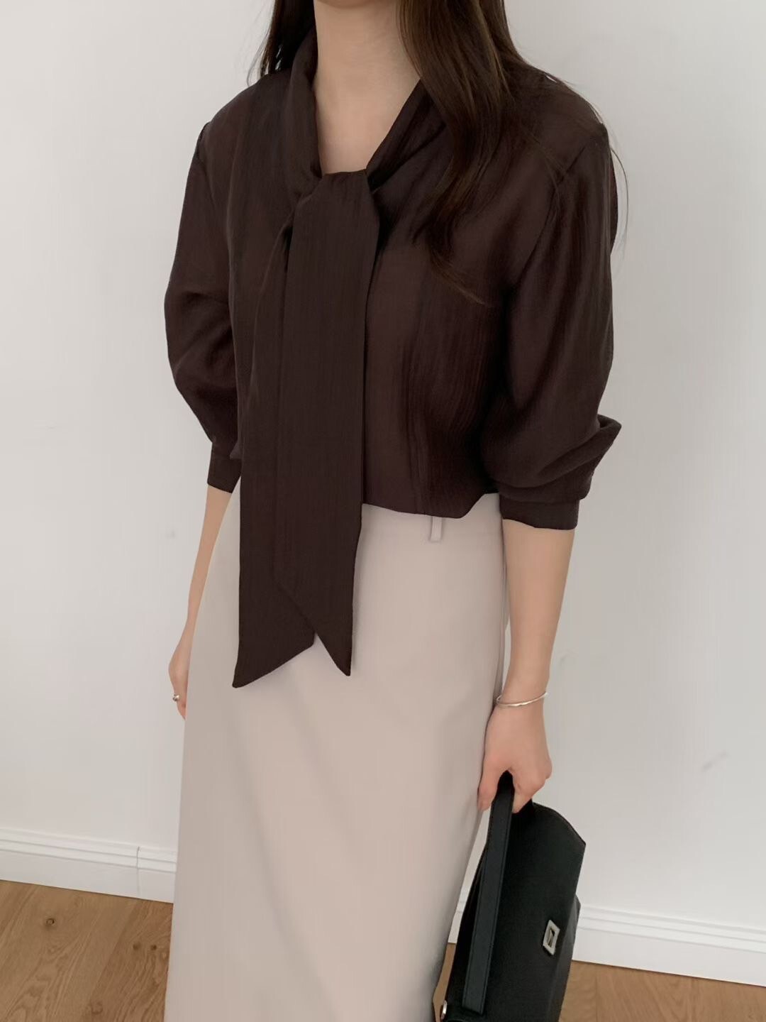 氣質感綁帶領巾造型澎澎袖V領上衣 / 3色