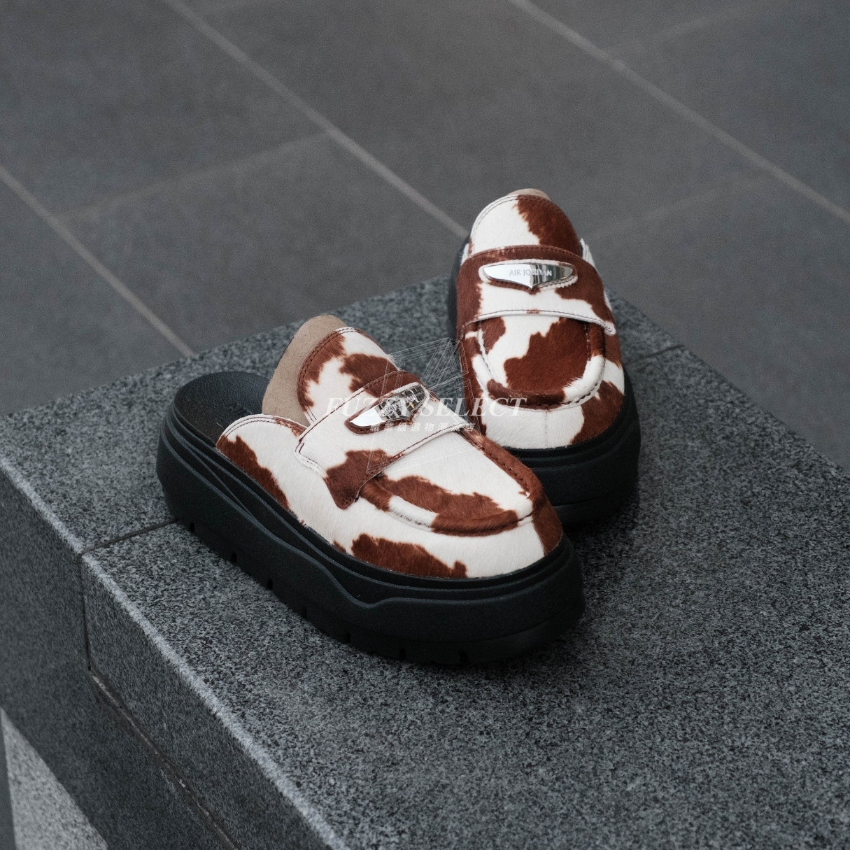 【逢甲 FUZZY】W Air Jordan Mule "Cow Print" 厚底 銀牌 乳牛 IB1497-001