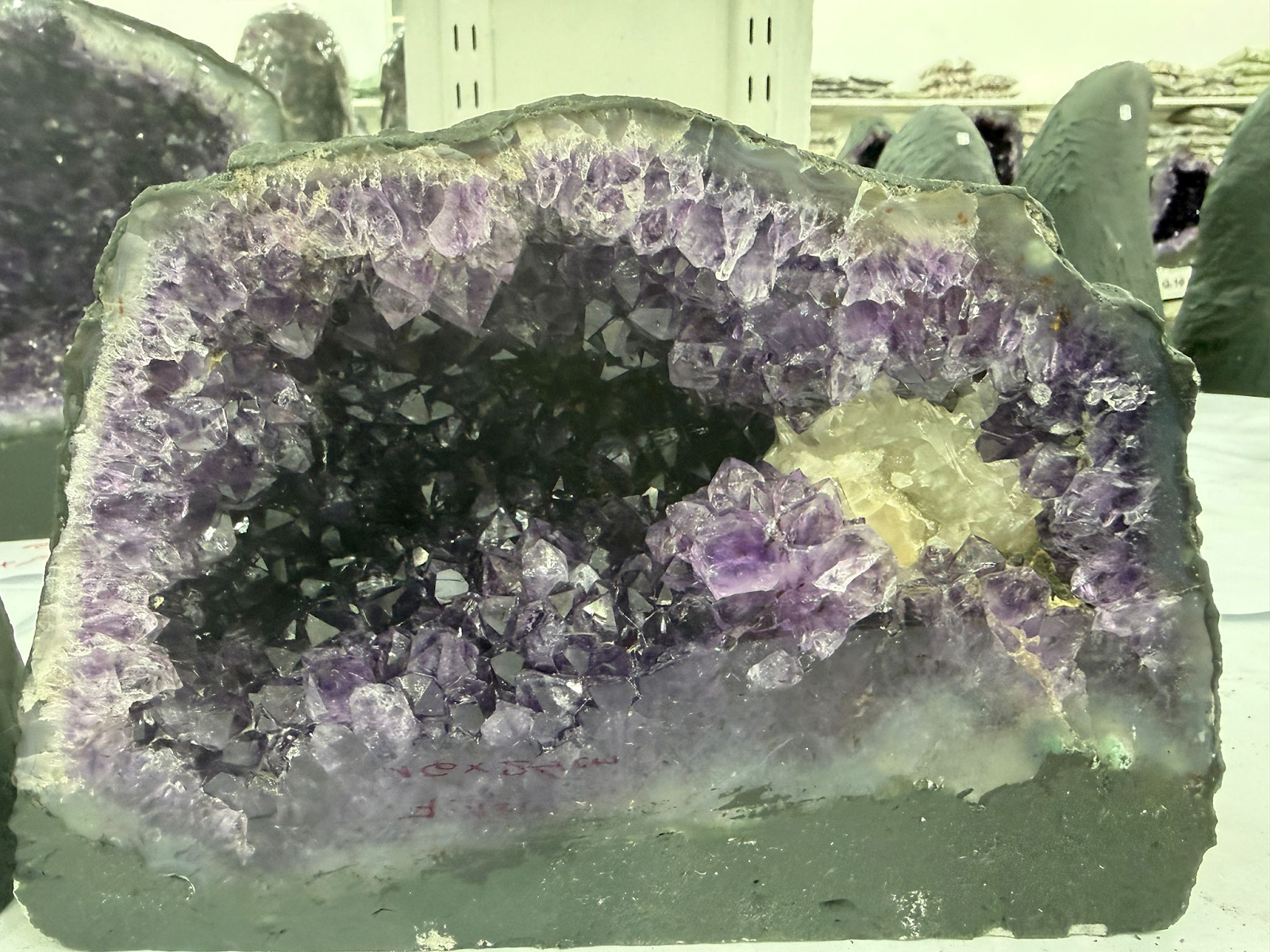 WH056 SSP02 (巴西特級紫晶「金鐘方解石」財氣大容量庫) 約 16 × 24 cm 約 7.1 kg