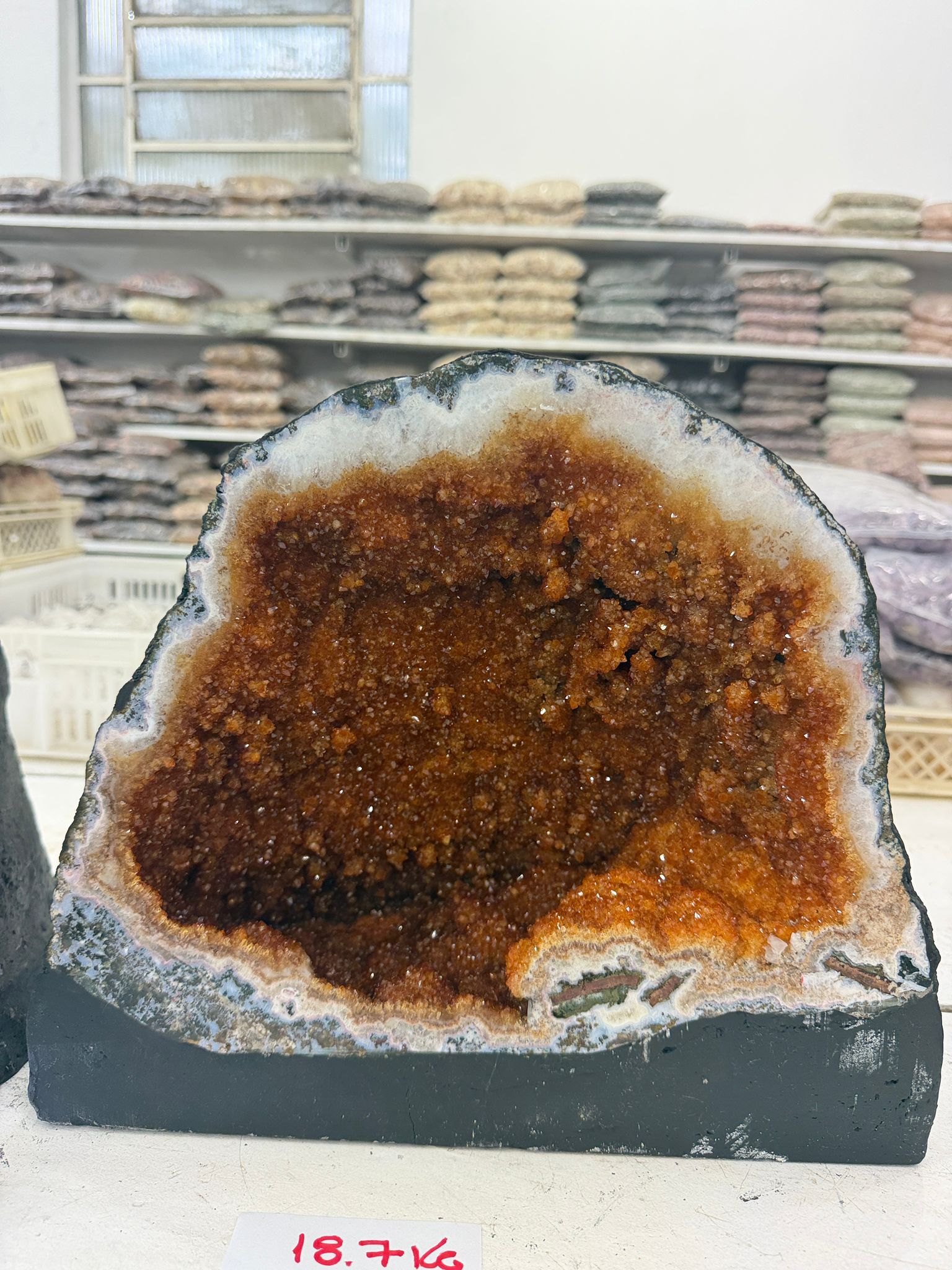 WH043 水晶洞 SSW10 約 30 × 36 cm 約 18.7 kg