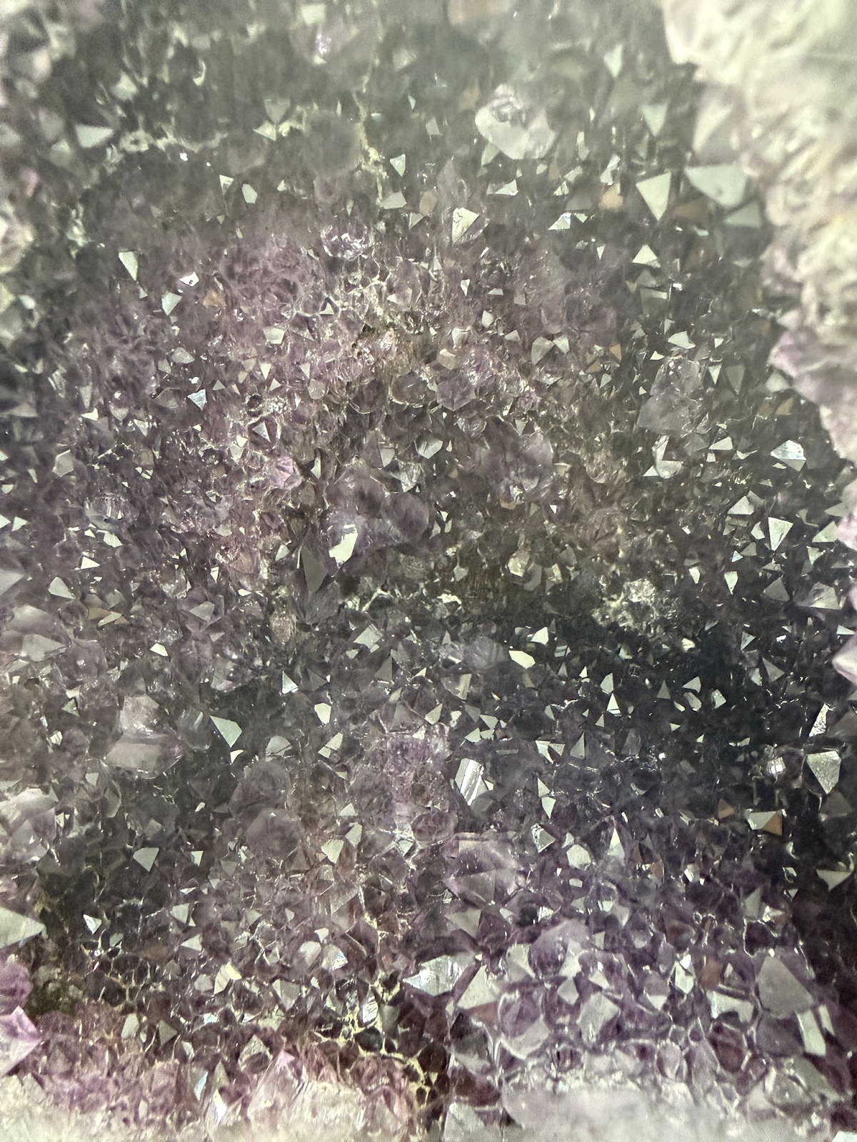 WH057 SSP03 (巴西特級紫晶「紫氣東來」金鐘聚寶盆) 約 19 × 18 cm 約 4.745 kg