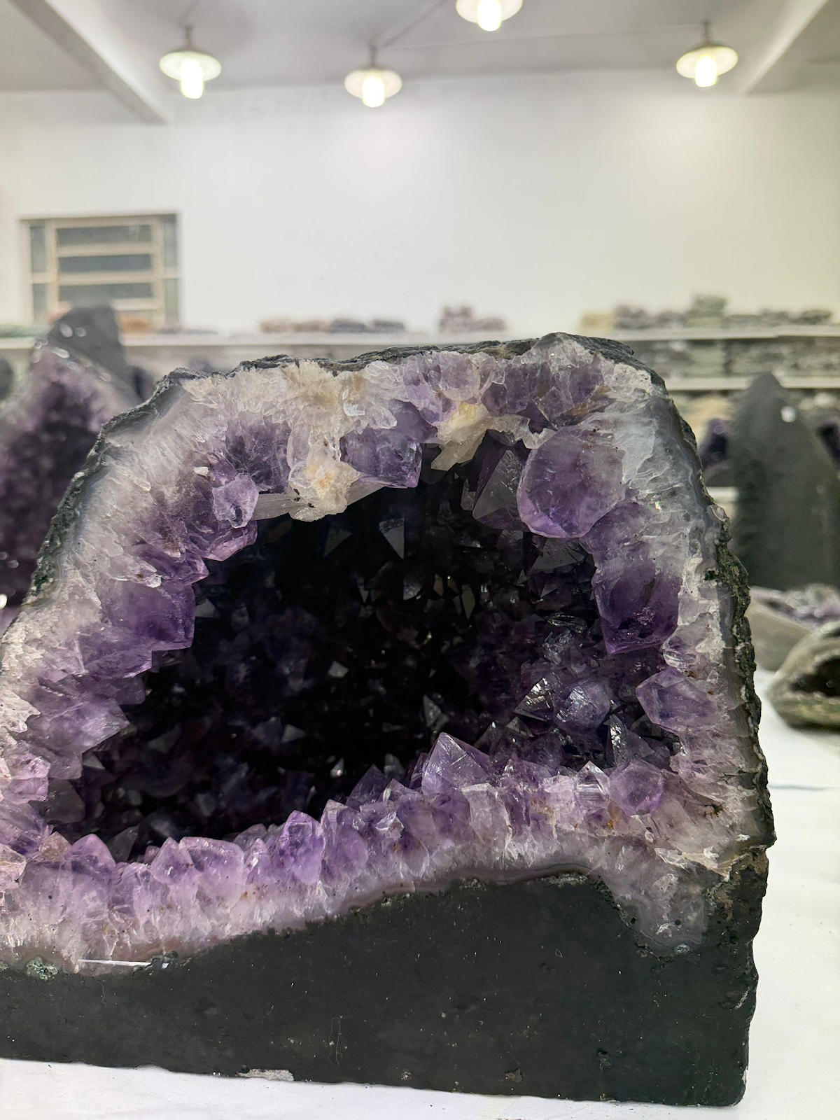 WH059 SSP07 (巴西頂級「大口納財」金鐘紫晶洞) 約 23.5 × 27 cm 約 16.2 kg