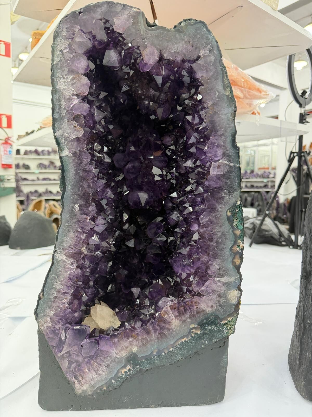 WH032 水晶洞 SS32 約 54 × 38 cm 約 31.5 kg