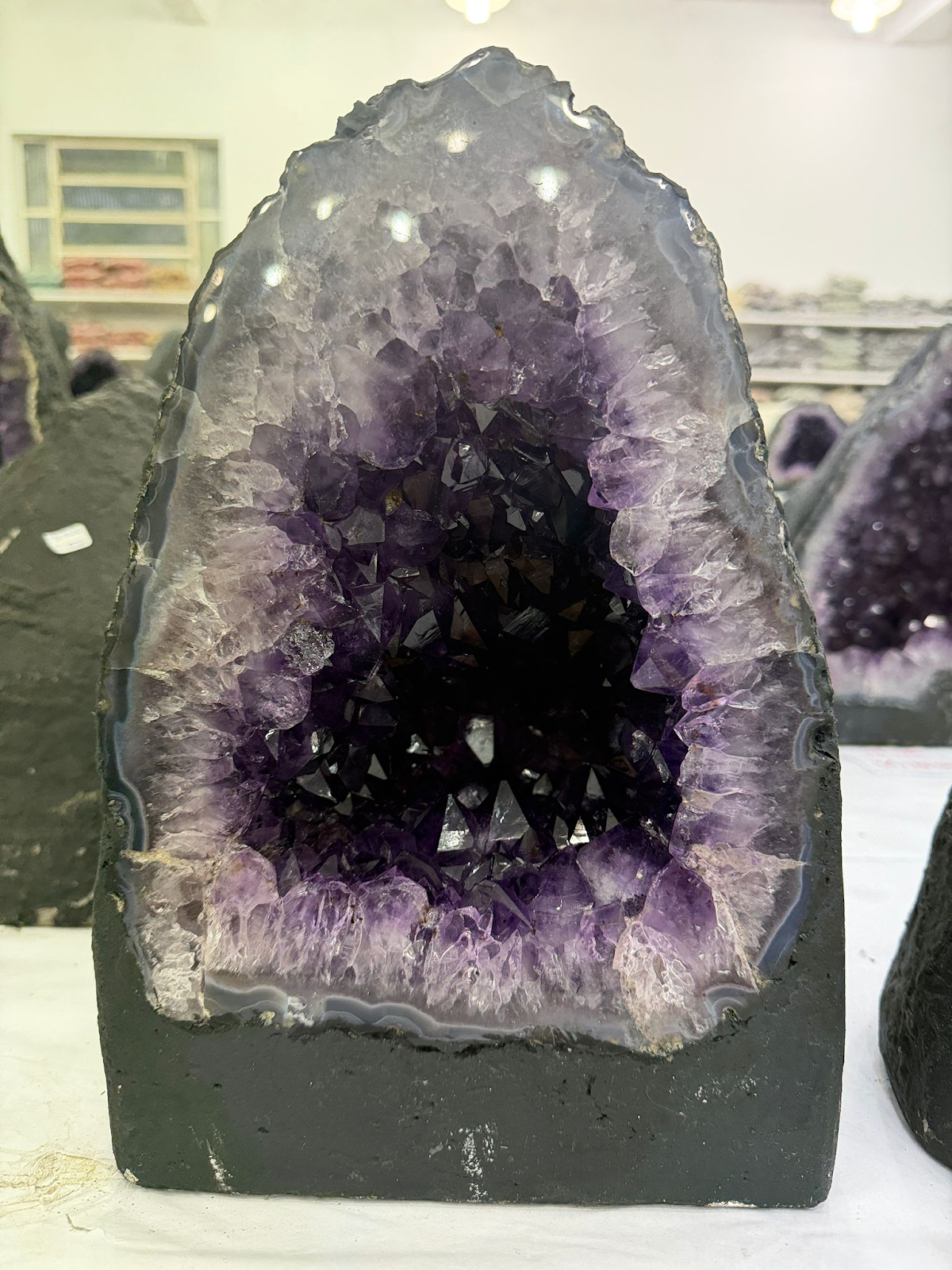 WH061 SSP06 (巴西頂級「深紫大晶牙」官帽形聚寶盆) 約 31 × 21 cm 約 14 kg