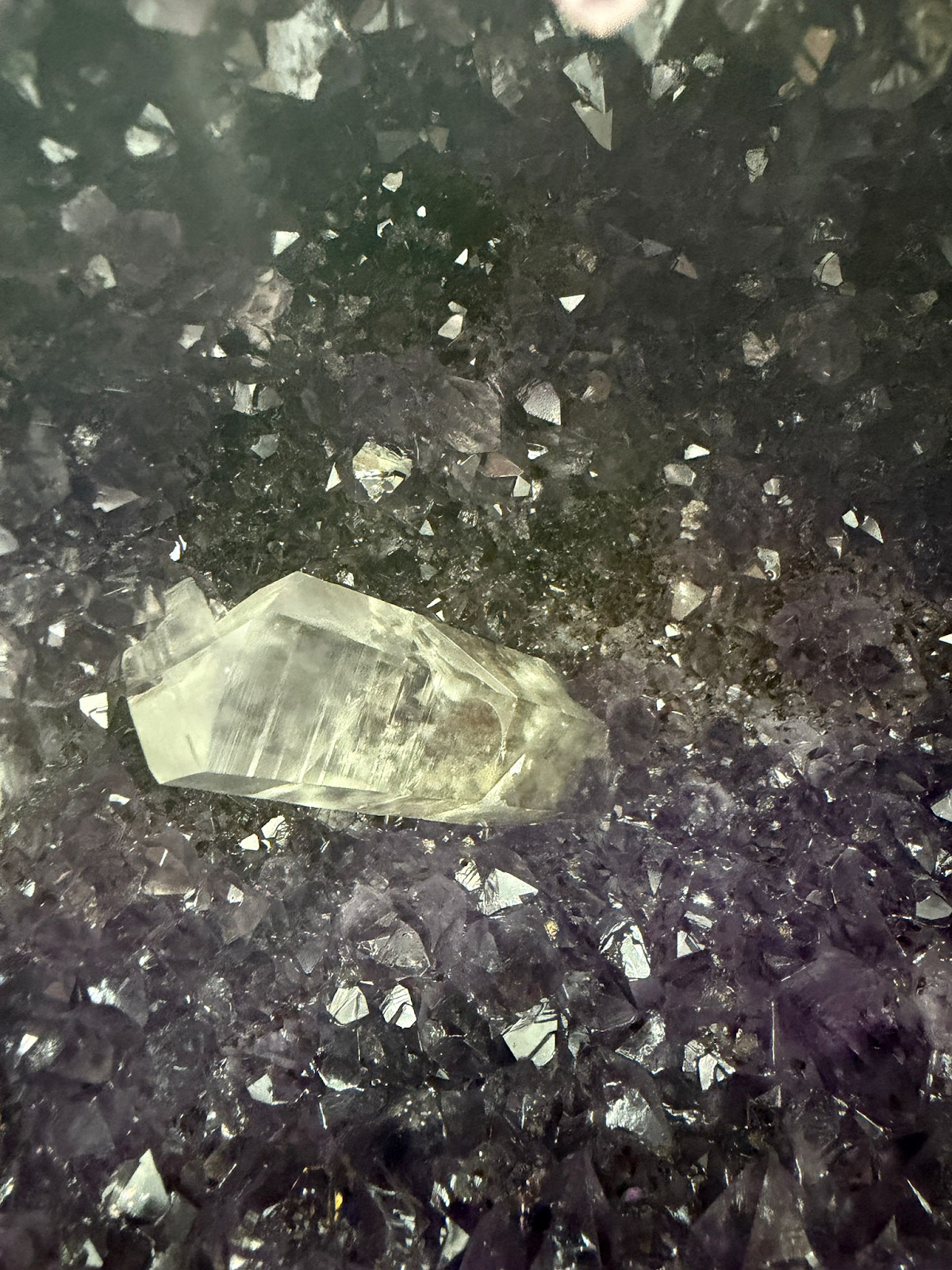 WH062 SSP08 (巴西珍藏級「橫財就手」長壽共生紫晶洞) 約 20 × 22 cm 約 12.1 kg