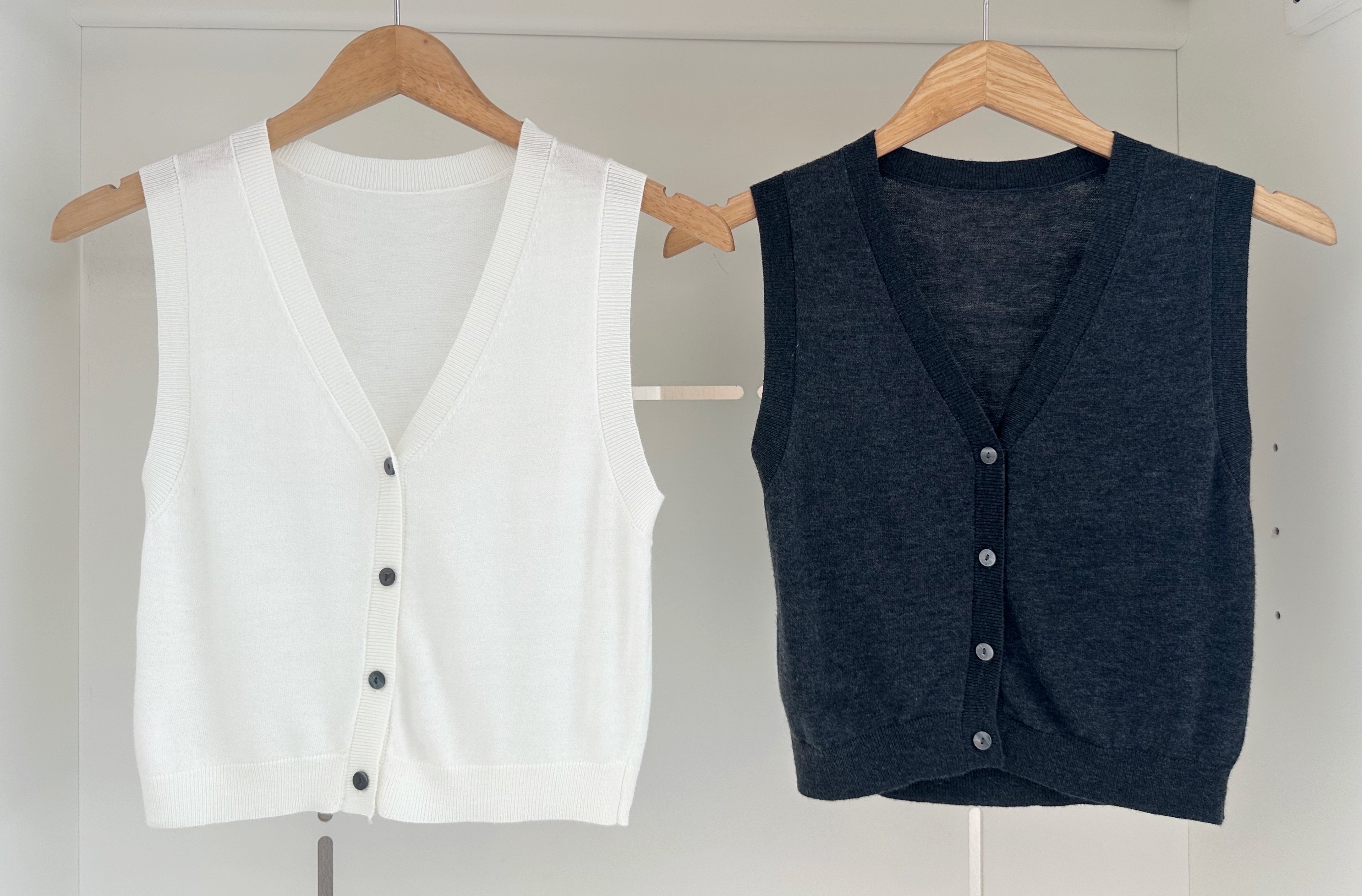 SLEEVELESS BUTTON KNIT BLOUSE