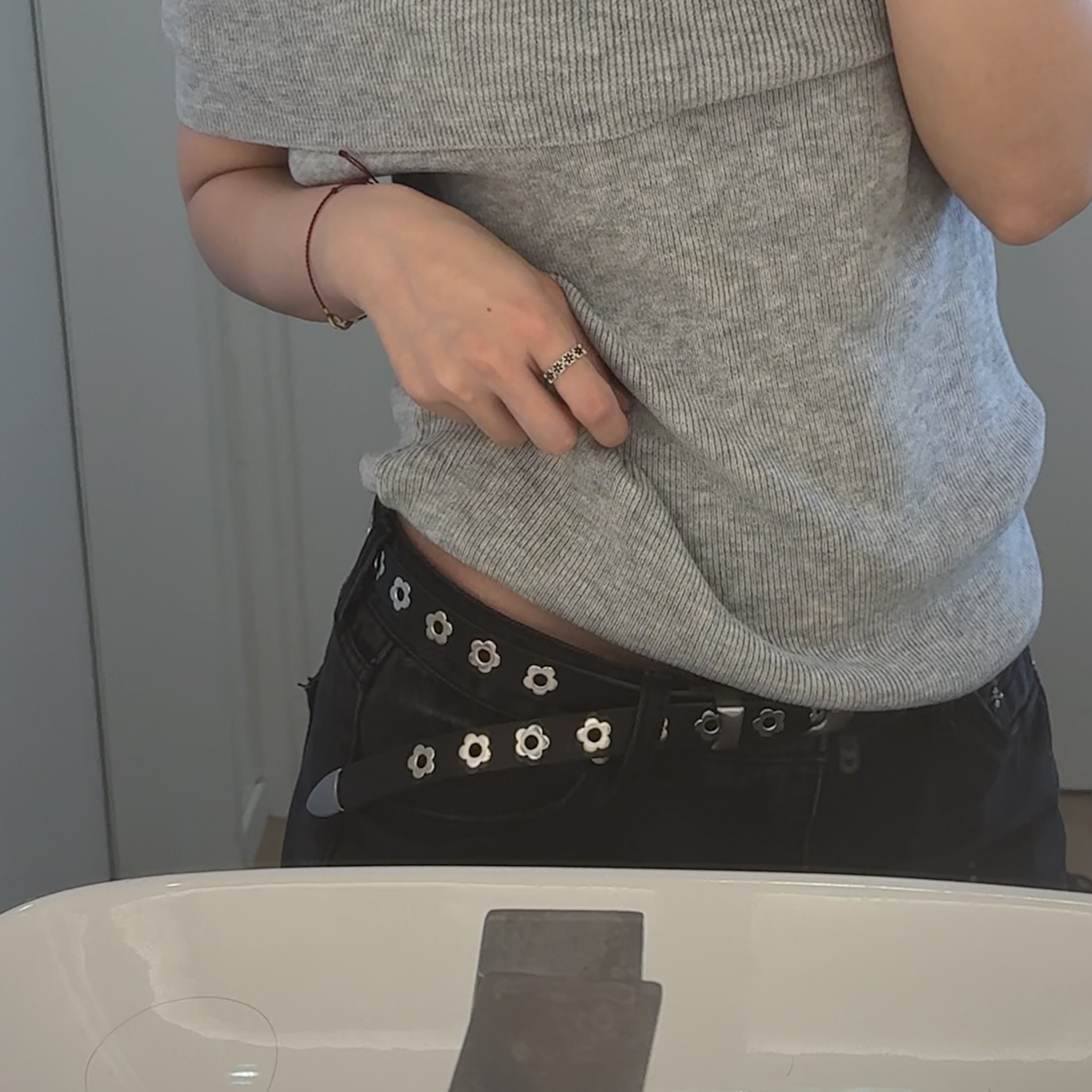 RS21 真皮小花洞洞皮帶(白/黑，無折扣)