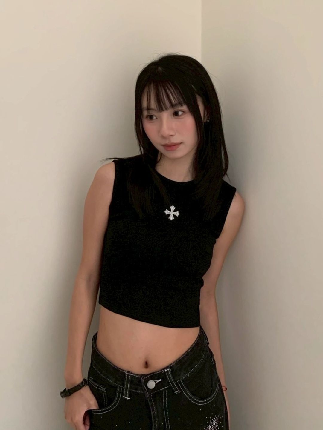 小心機大挖背十字無袖上衣