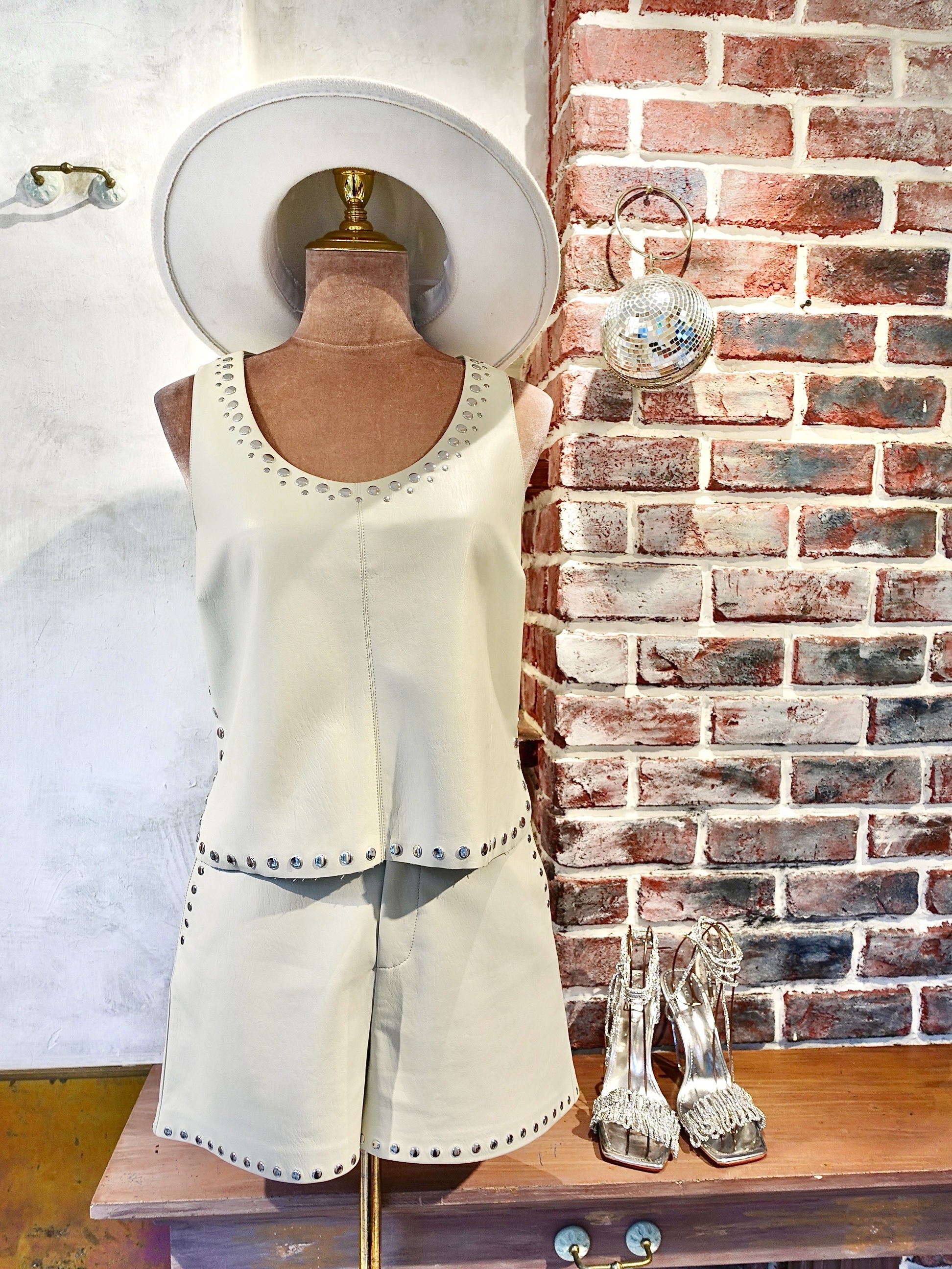 Daisy奶油白鉚釘 Vegan皮革背心上衣