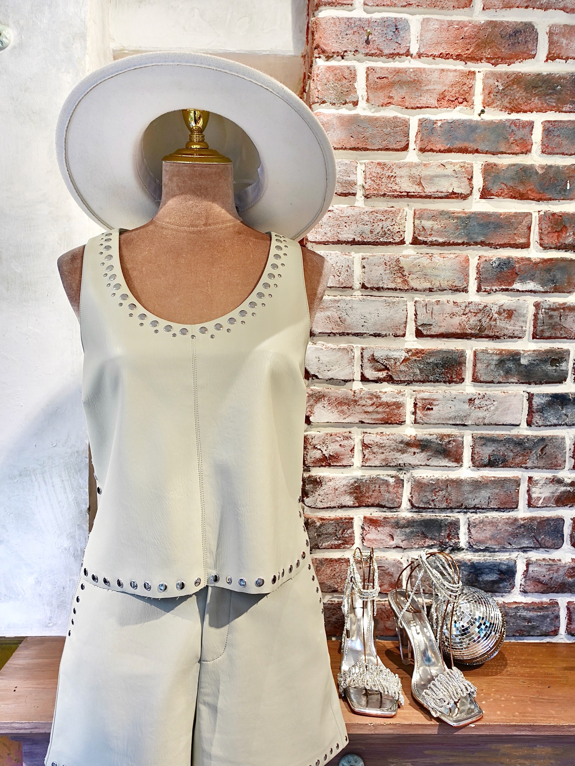 Daisy奶油白鉚釘 Vegan皮革背心上衣