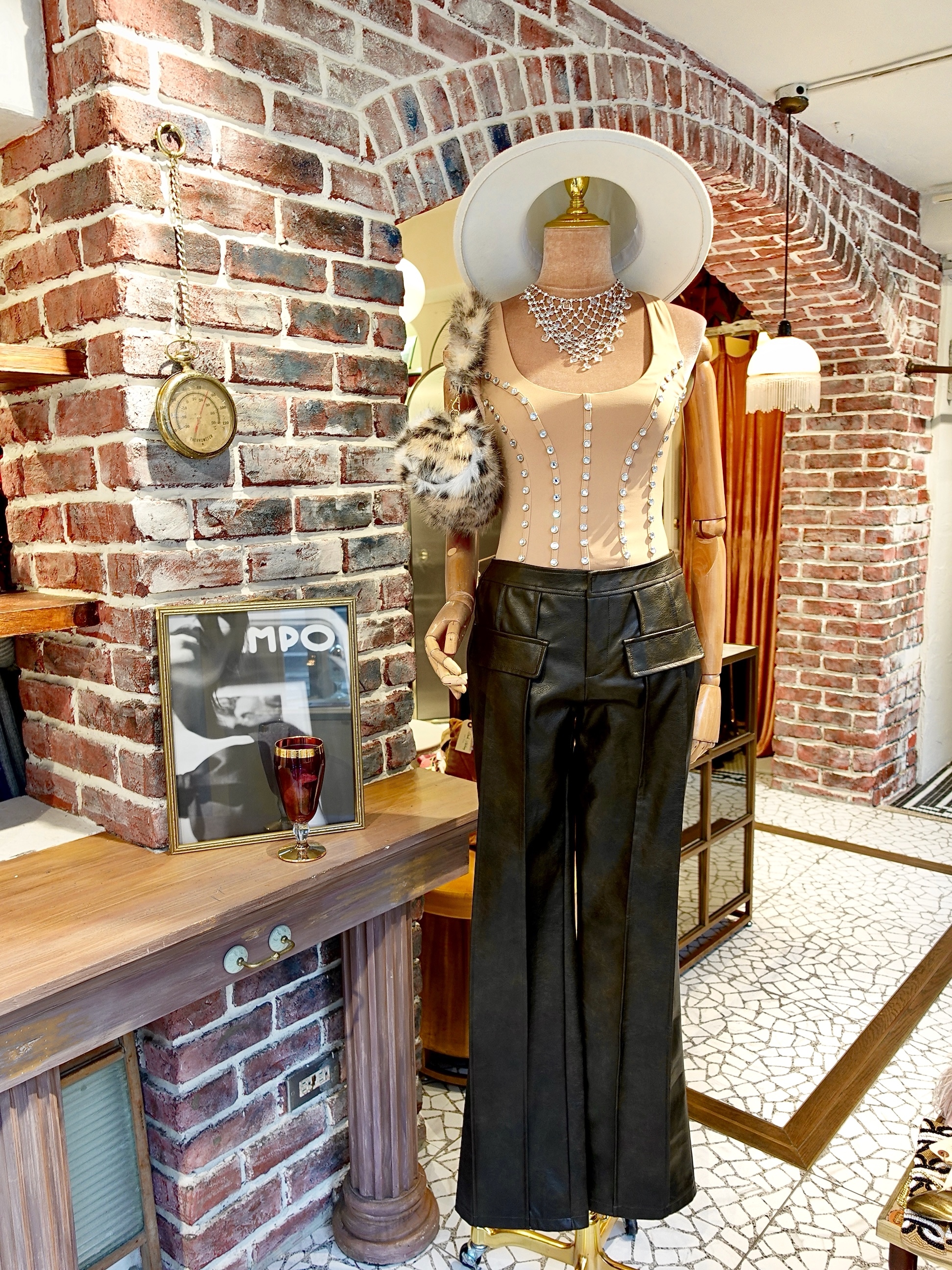 Beige奶油燕麥色卯釘水鑽連身衣Bodysuit