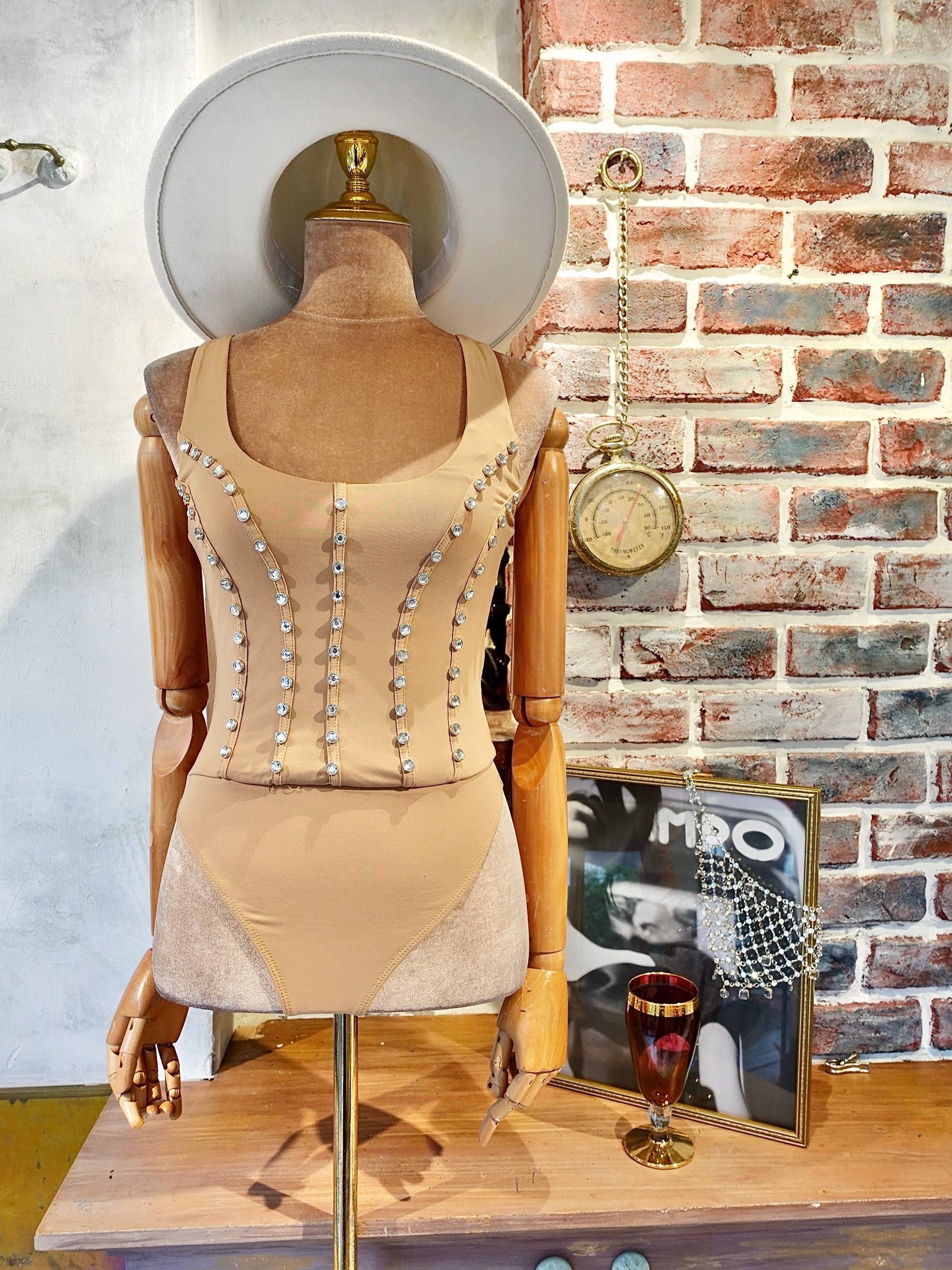 Beige奶油燕麥色卯釘水鑽連身衣Bodysuit