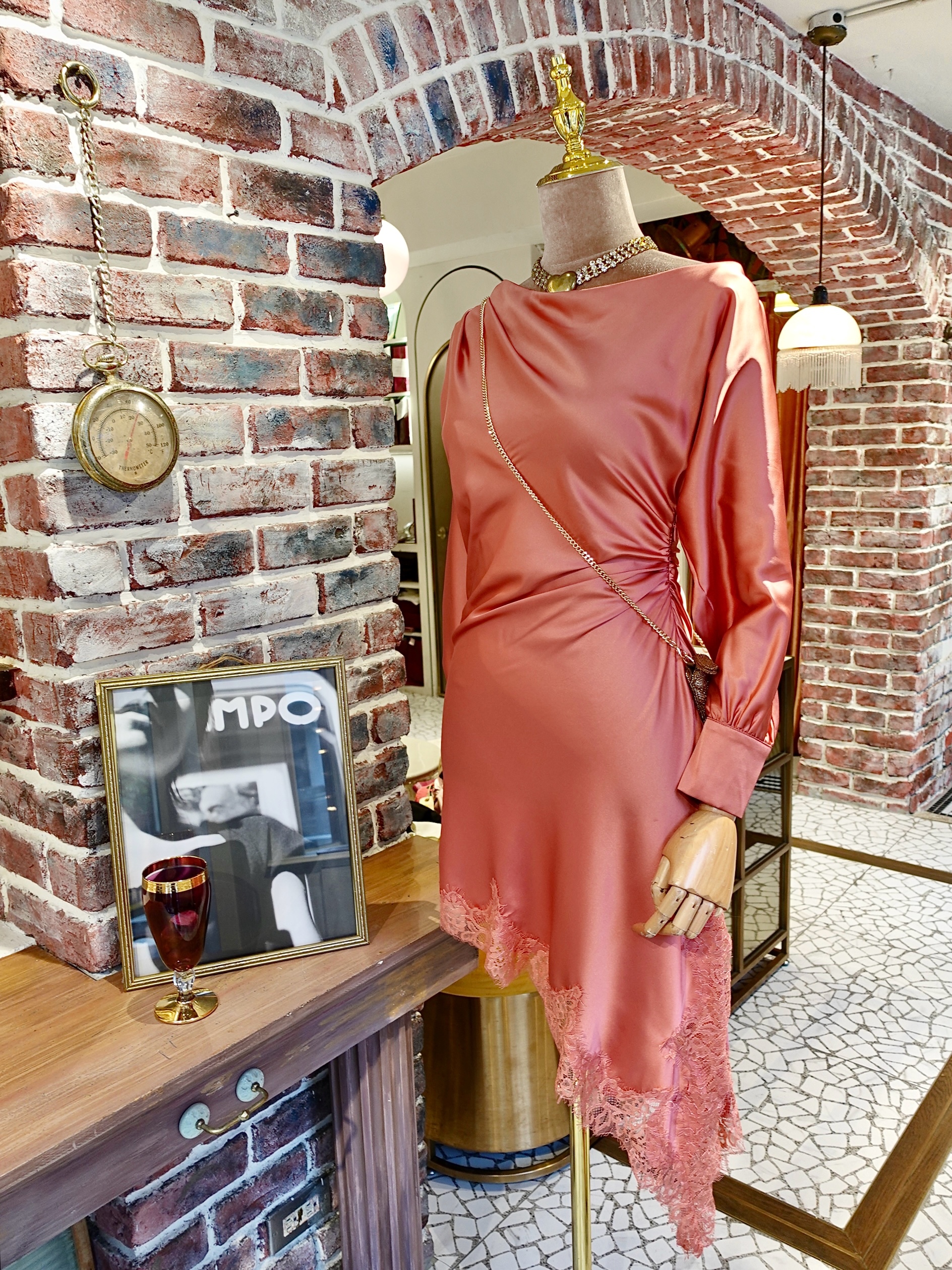 Peach Rose蜜桃玫瑰粉色緞面露肩垂墜Dress