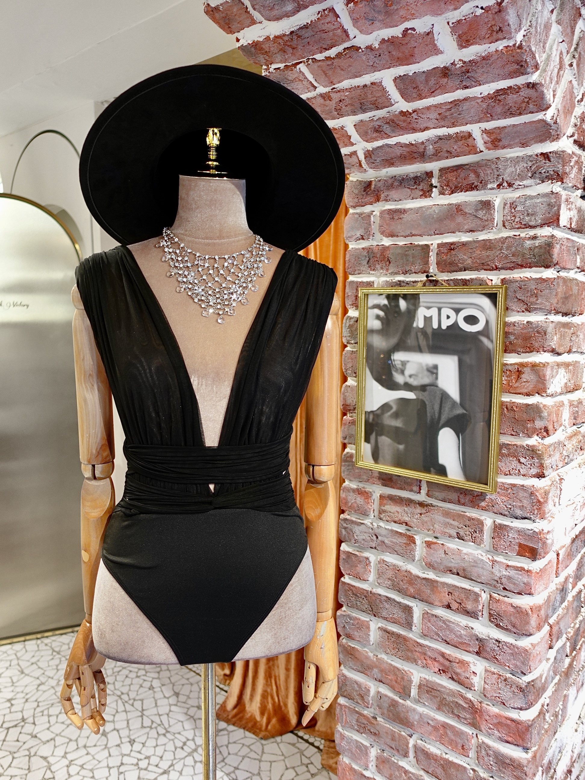 Little Black黑色深V領網紗壓摺連身衣Bodysuit