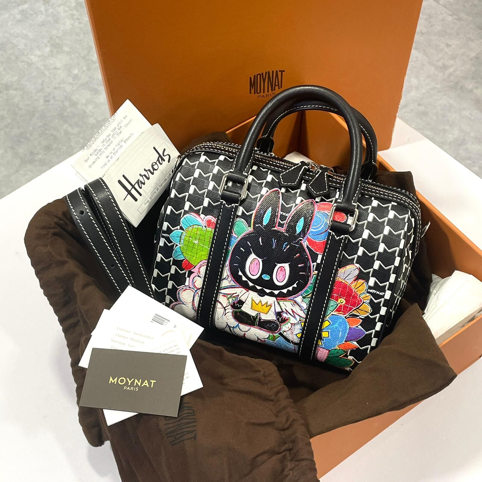 限量可愛極品!!! 全新MOYNAT x LABUBU, KASING LUNG 48H, 黑色純手工彩繪,摩奈枕頭包包 #BRAND NEW #香榭站正品