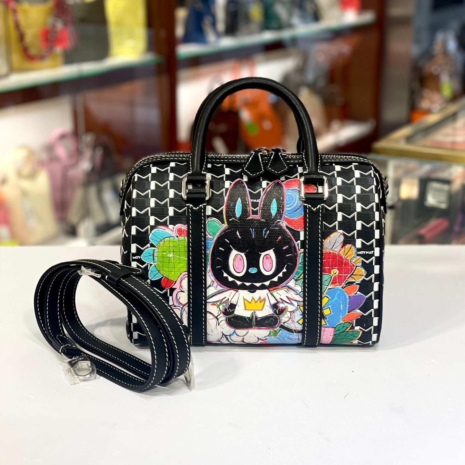 限量可愛極品!!! 全新MOYNAT x LABUBU, KASING LUNG 48H, 黑色純手工彩繪,摩奈枕頭包包 #BRAND NEW #香榭站正品