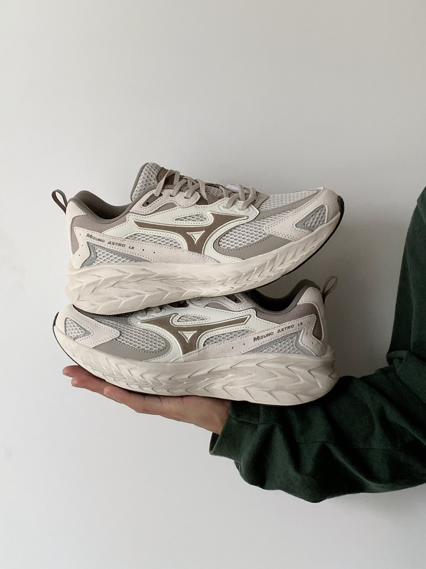 代購-<爆走千里鞋> Mizuno ASTRO LS  厚底增高 做舊 跑鞋 男女同款 冷灰 D1GH252109