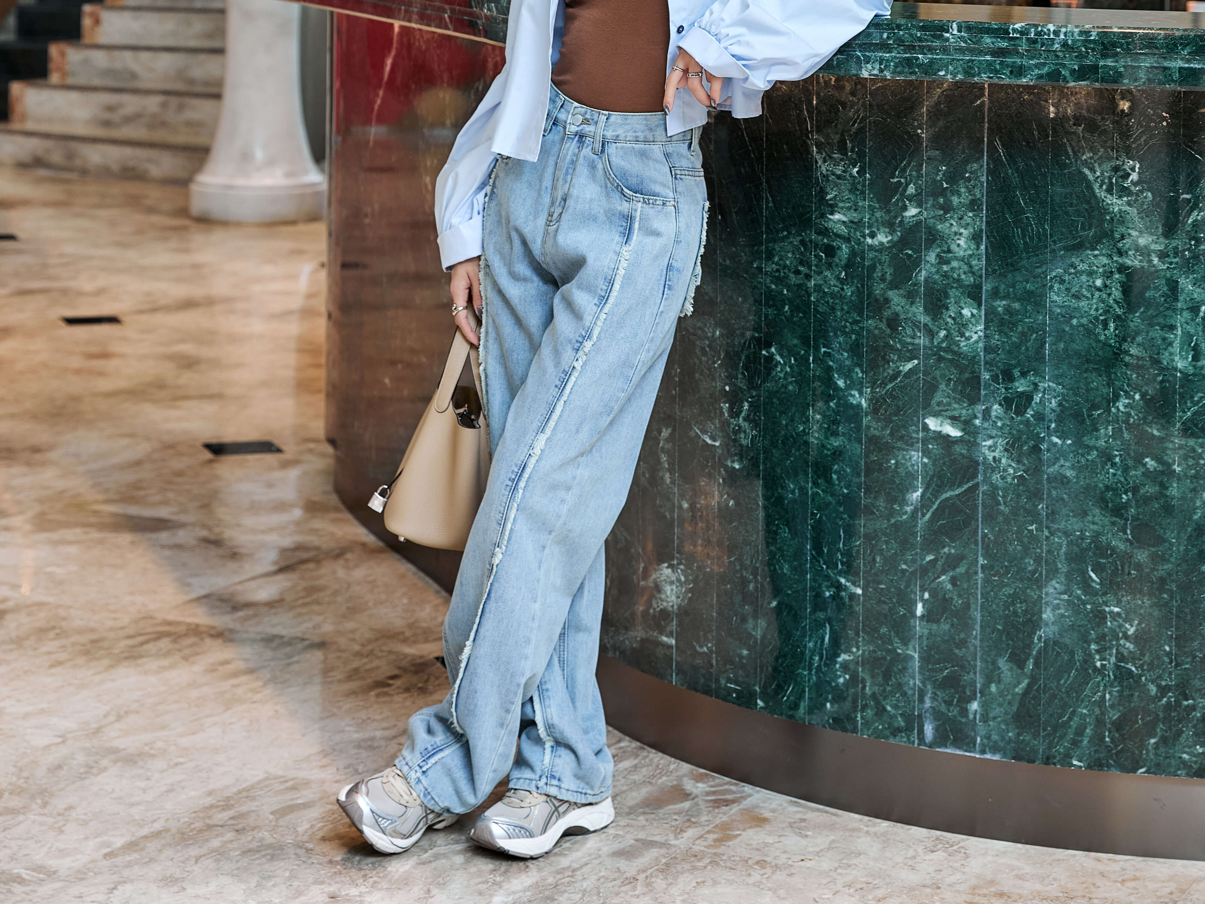 Trimmed Details High-Rise Wide-Leg Jeans_JE253L15