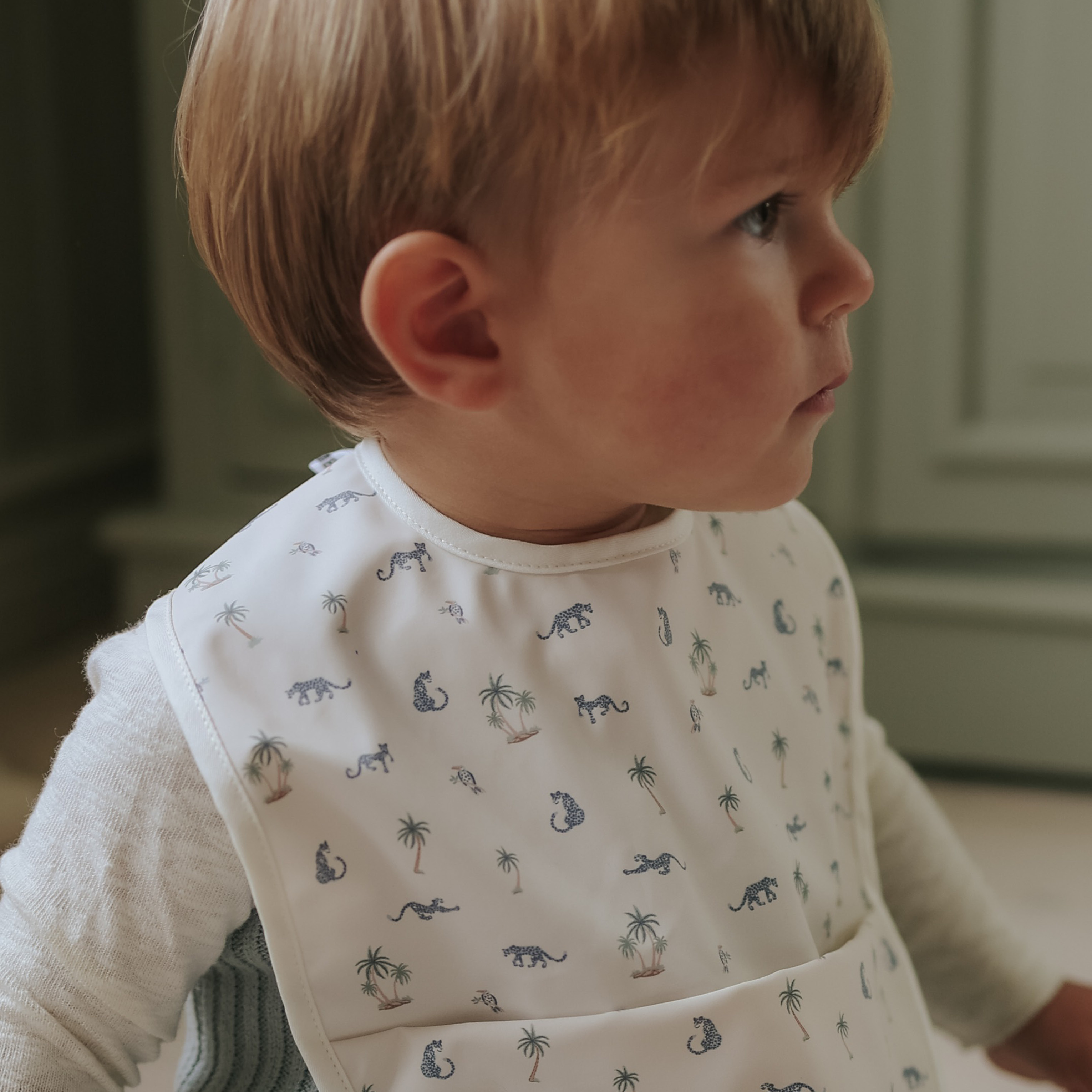 Elodie Details 防水口袋圍兜-小豹假期(Garden Leo's Resort)