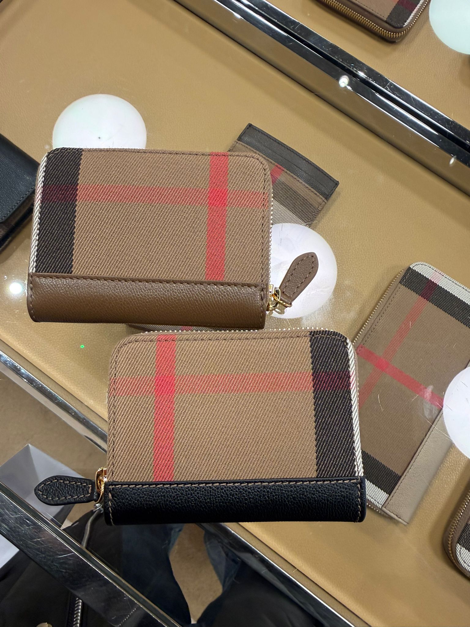 LYS01384 Burberry 經典格紋拉鏈短銀包