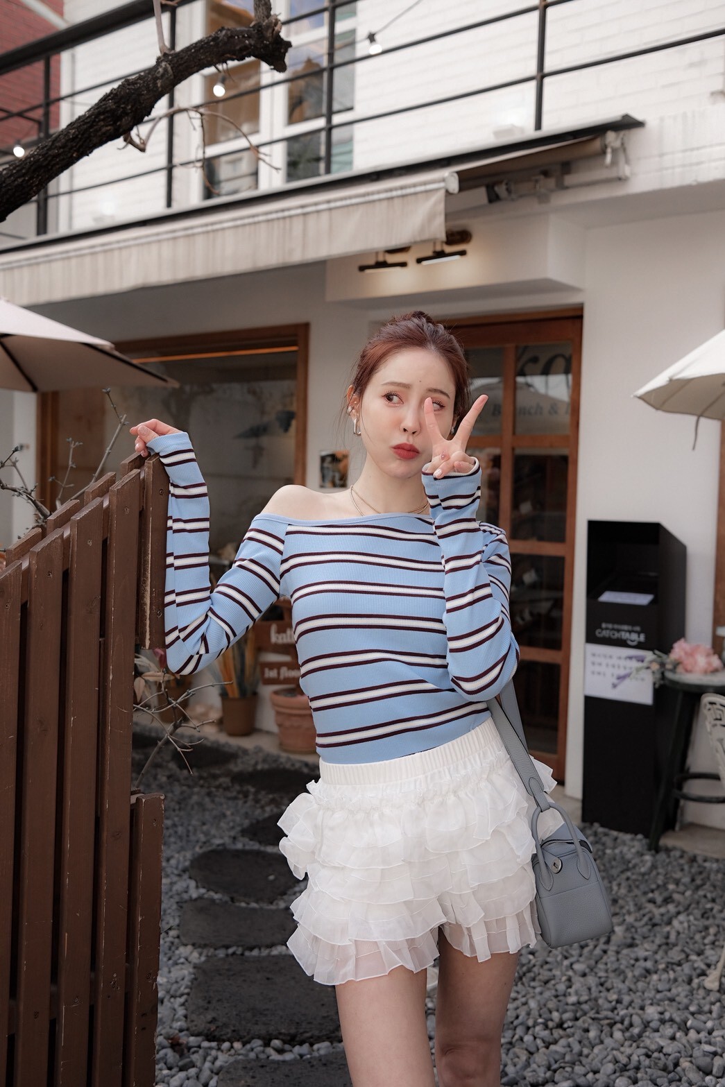 #AF57斜領配色條紋上衣(水藍/咖)