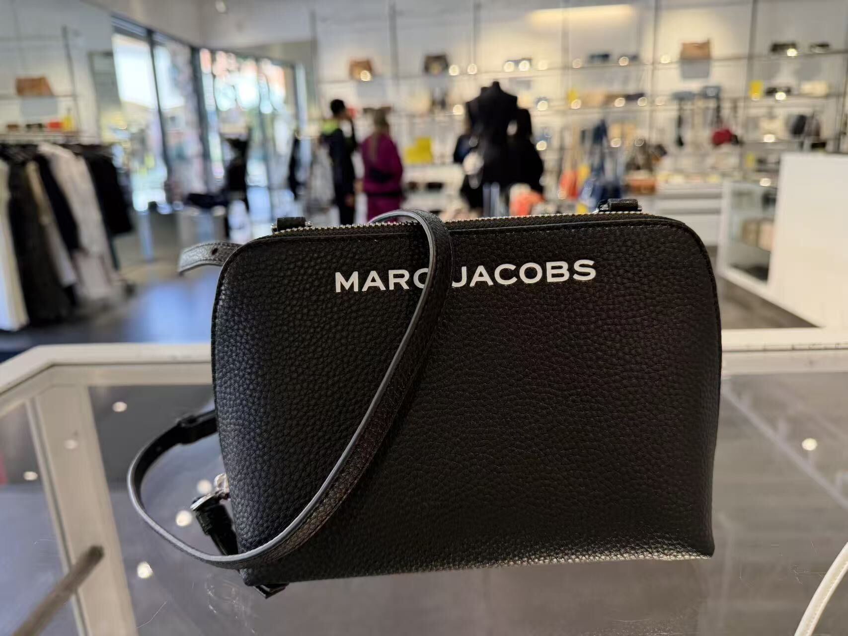 【直播】Marc Jacobs LX031202 荔枝紋皮斜咩包 (黑色)