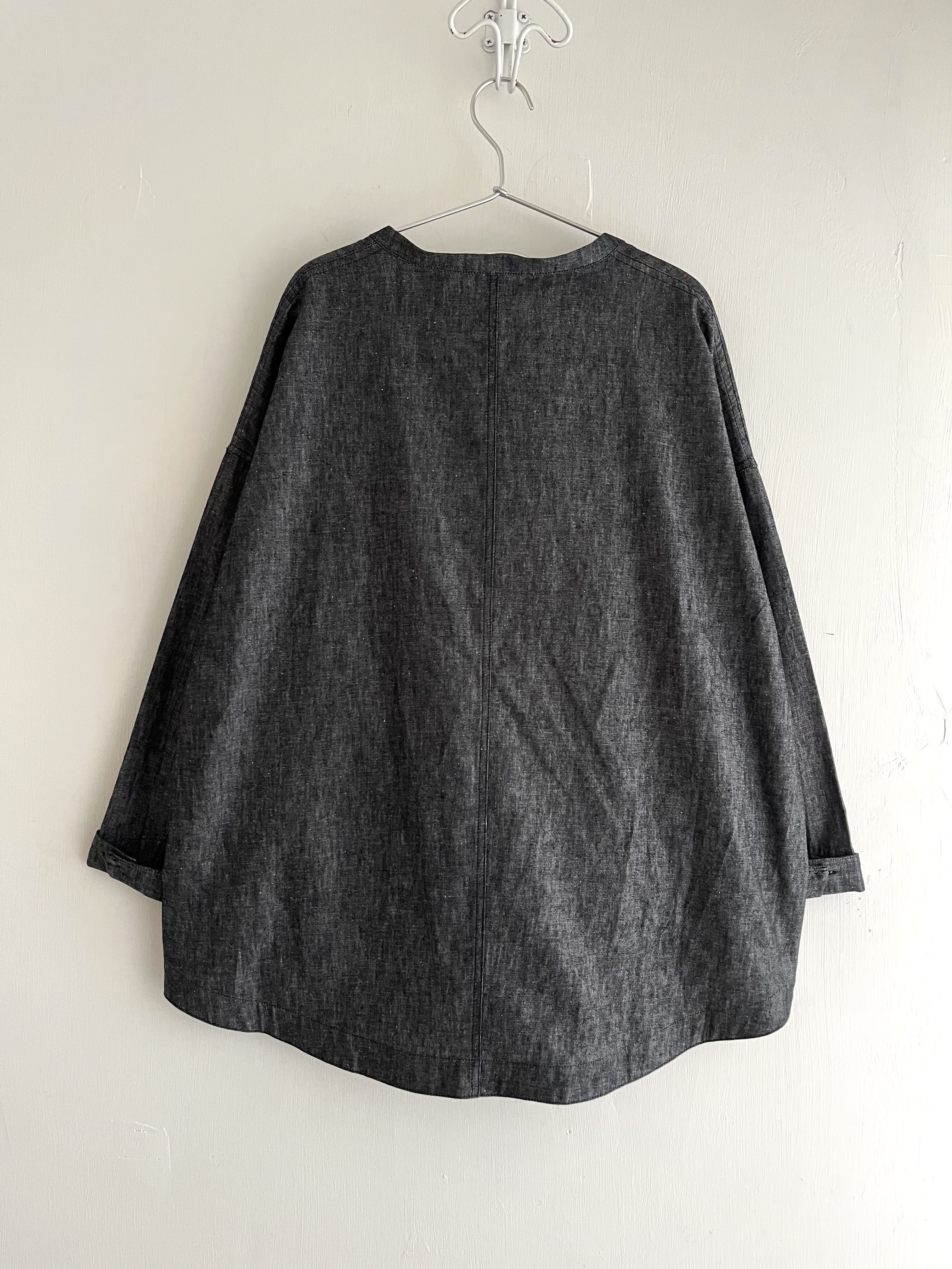 ⑨黑色薄料外套