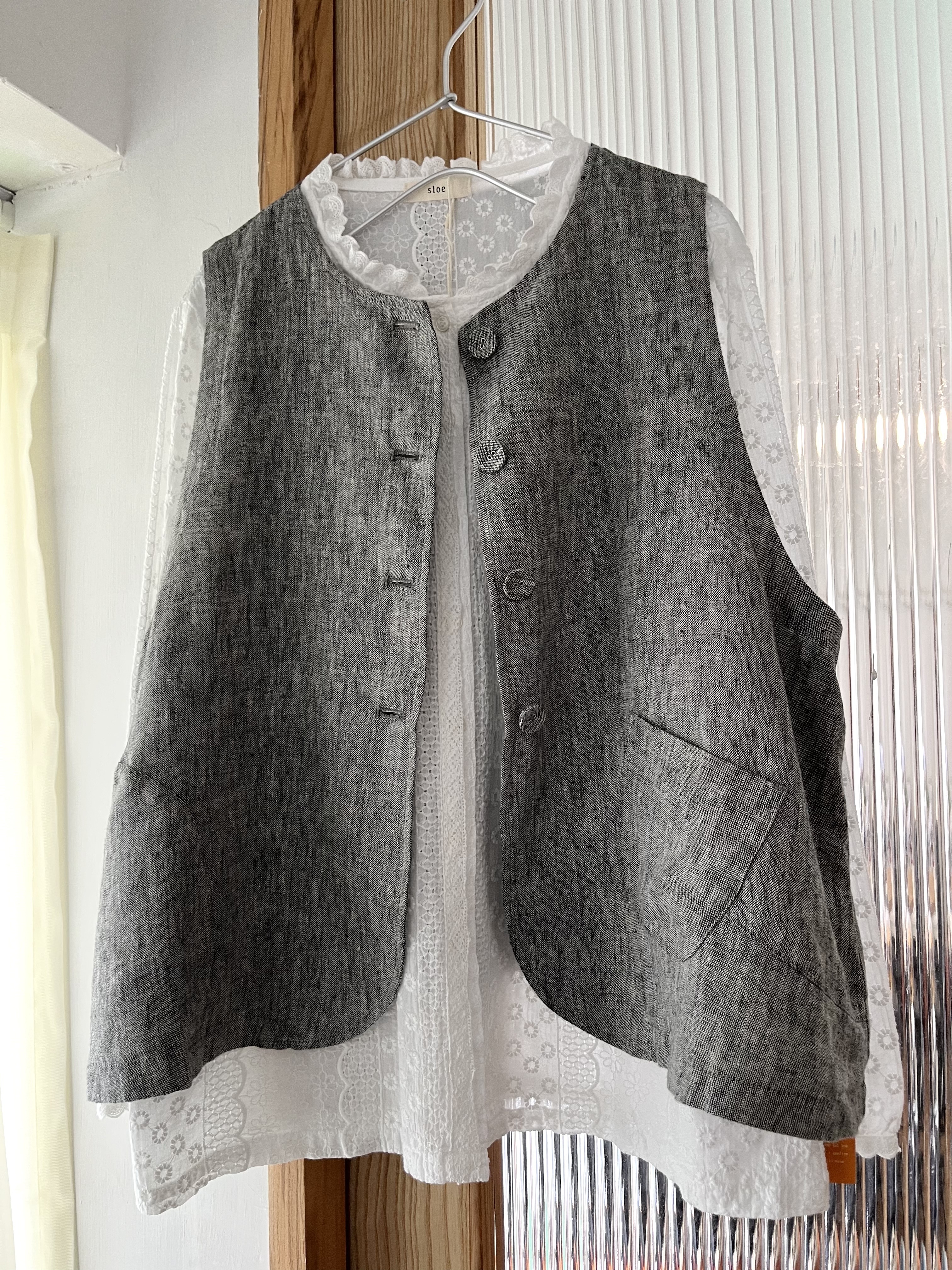 ⑨灰白色麻質背心外套