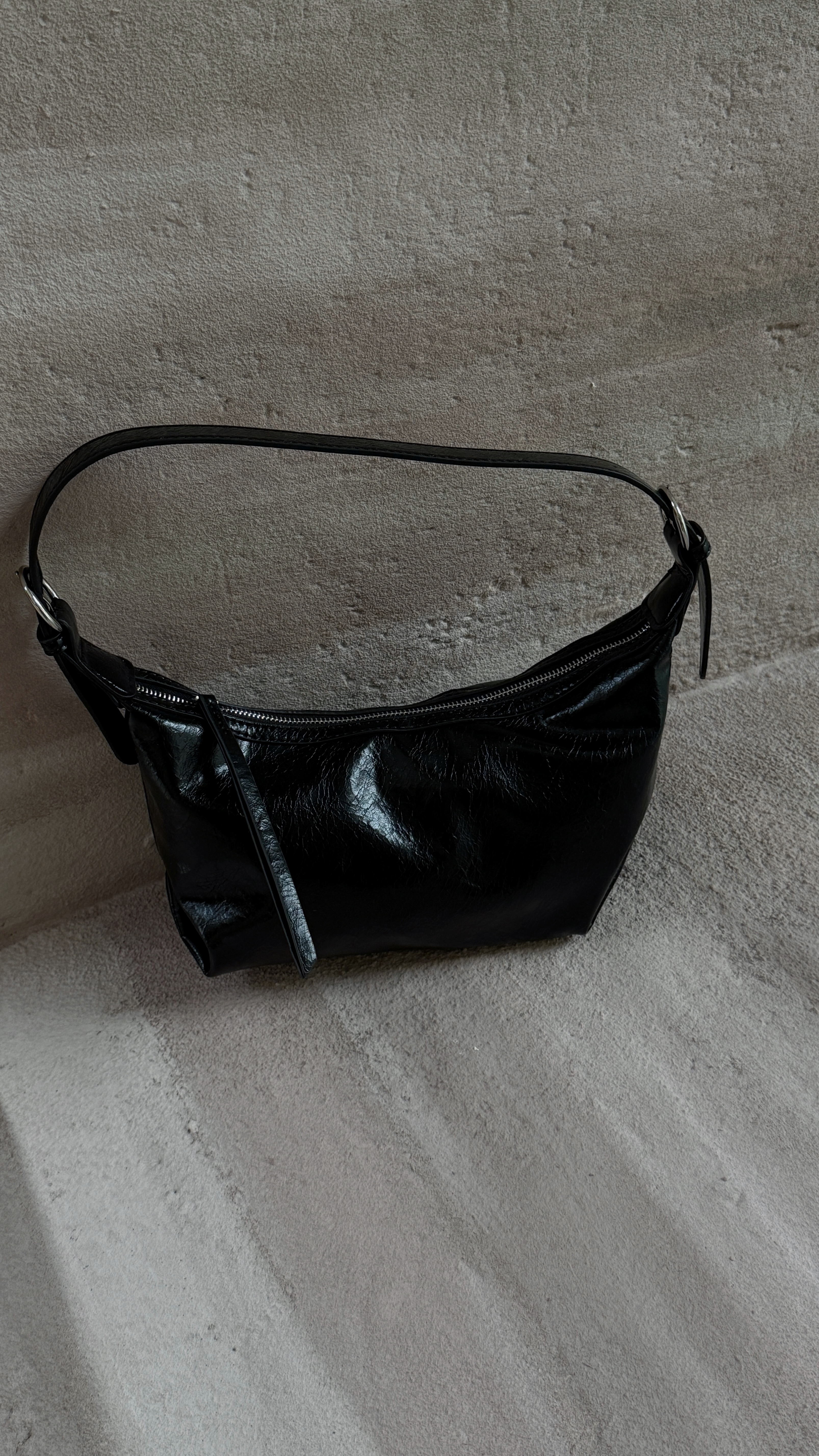 漆皮亮面抓皺皮腋下包