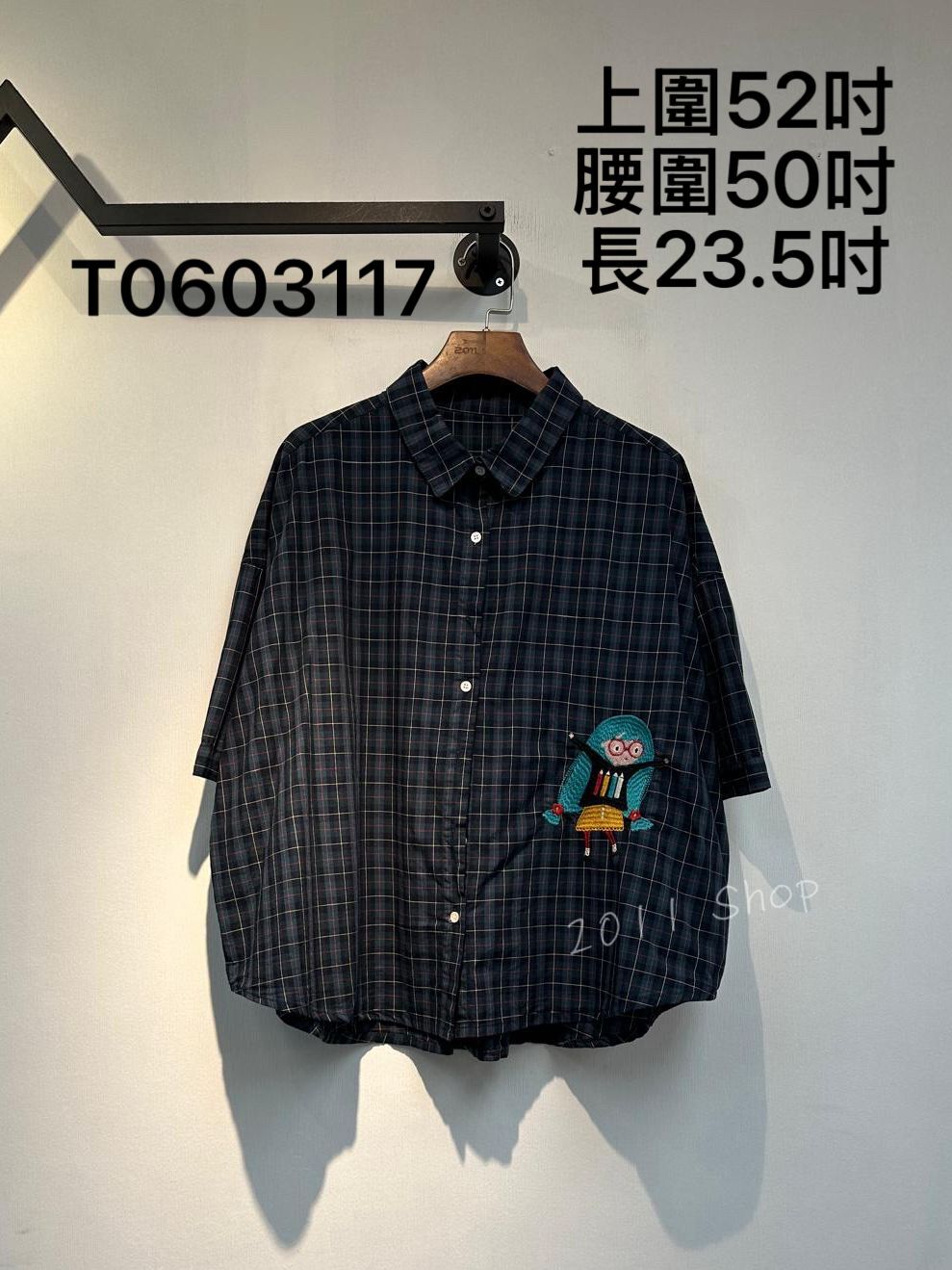 出口日本彩色刺繡女孩格仔恤衫  上圍52吋 腰圍50吋 長23.5吋  T0603117