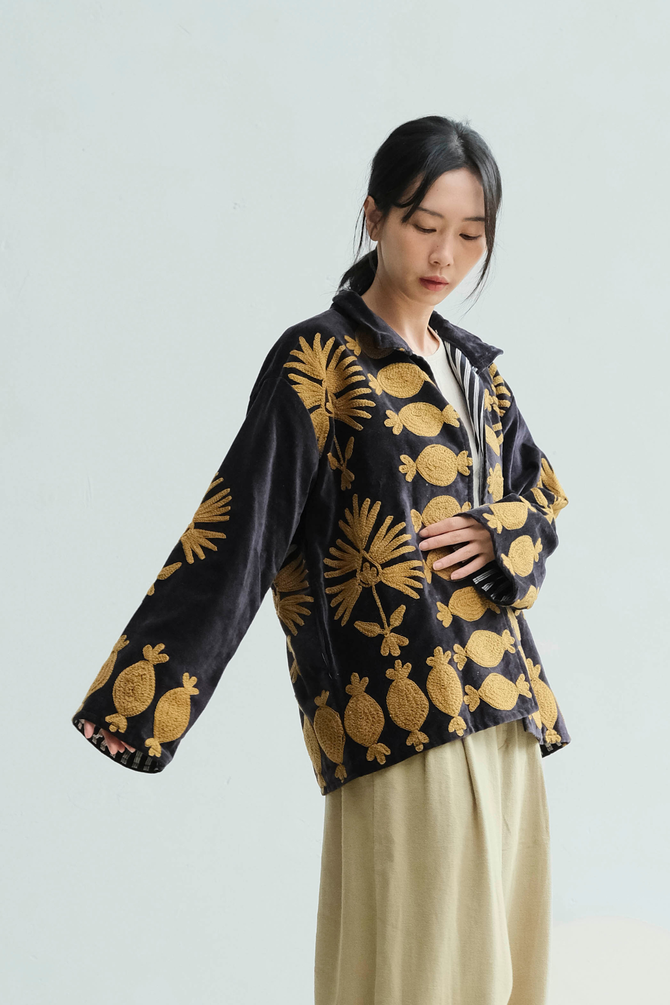 蘇札尼刺繡短外套 黑沙石榴