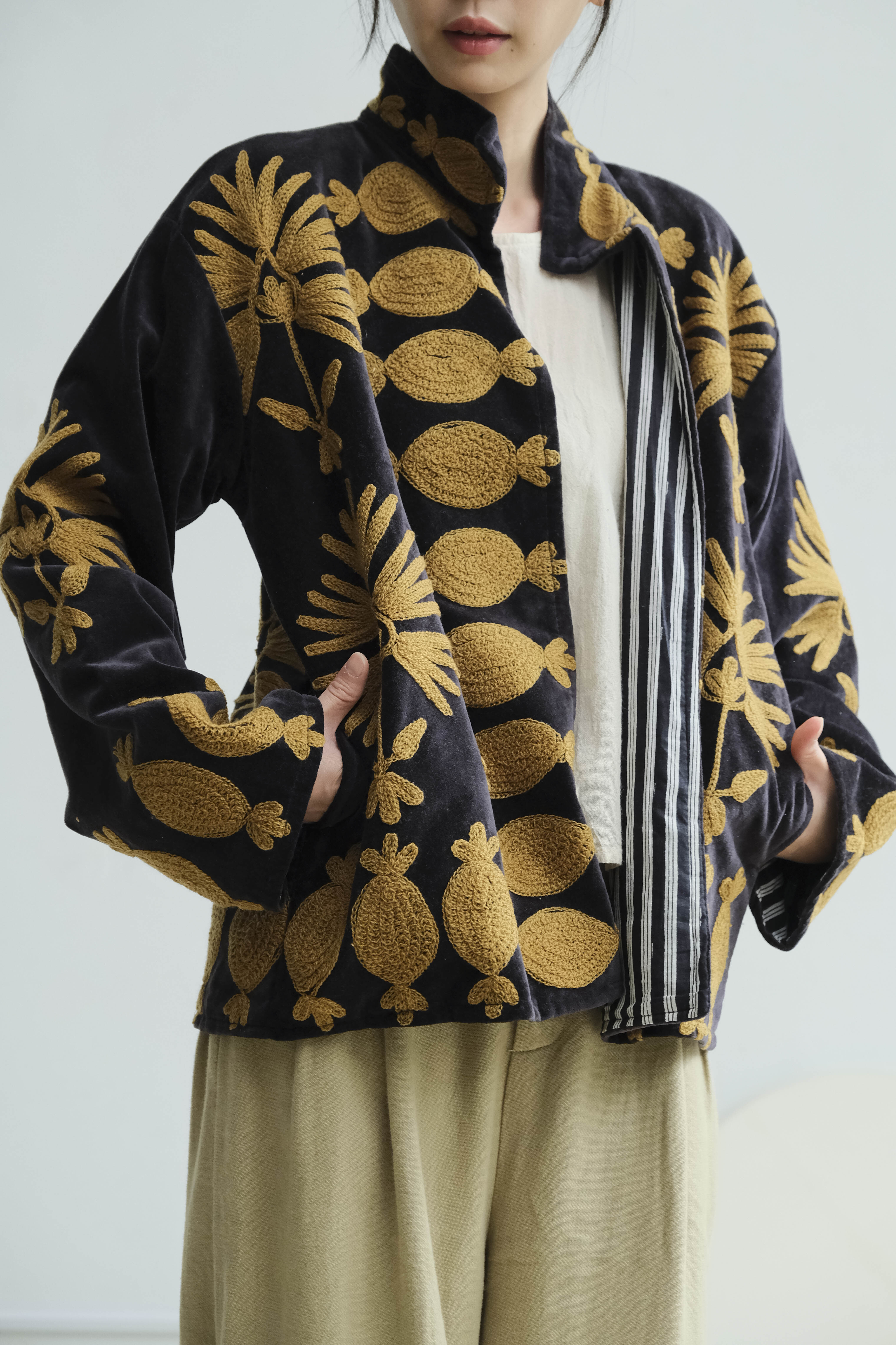 蘇札尼刺繡短外套 黑沙石榴