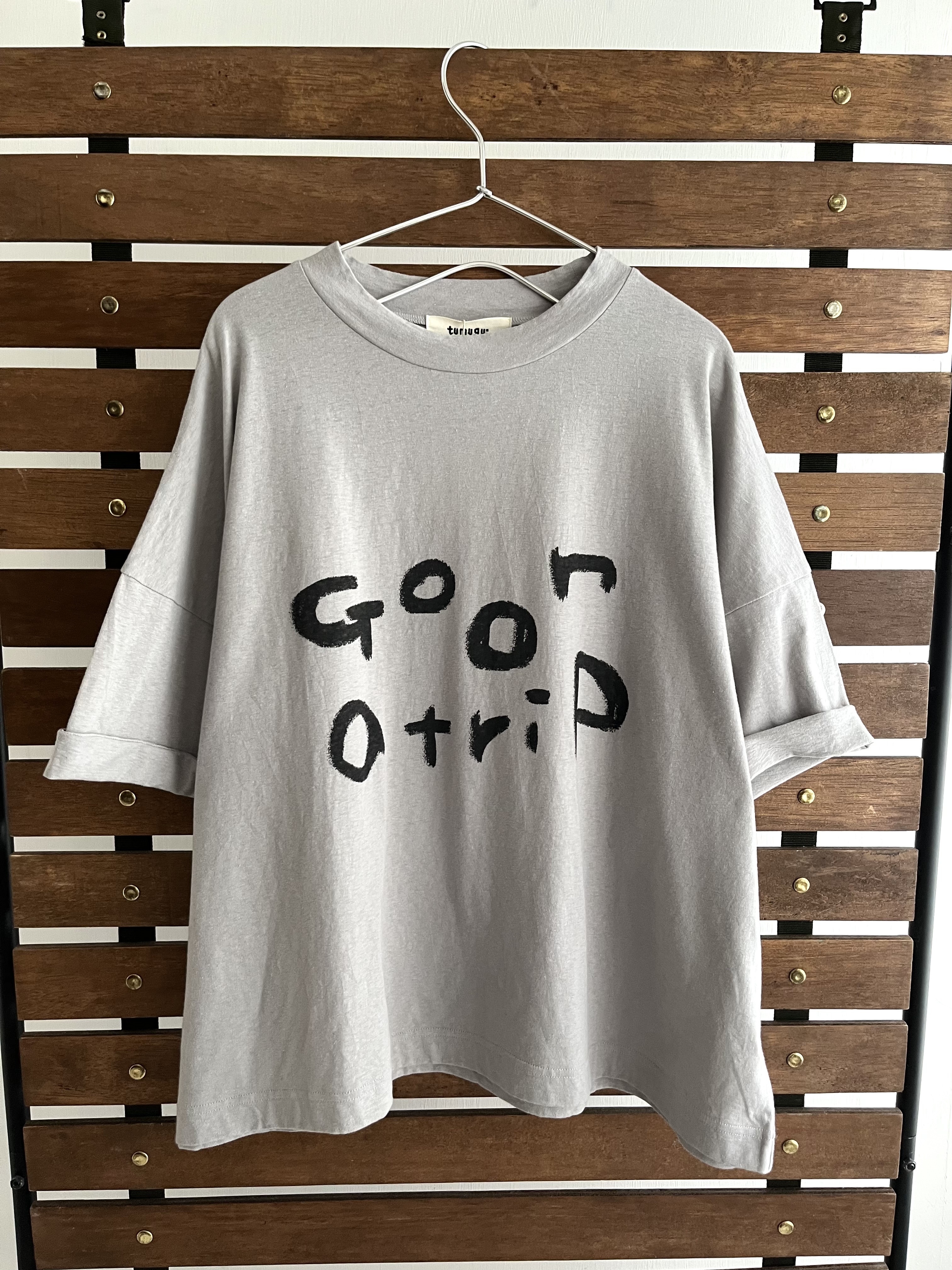 日本製tumugu:淺灰色圓領tee