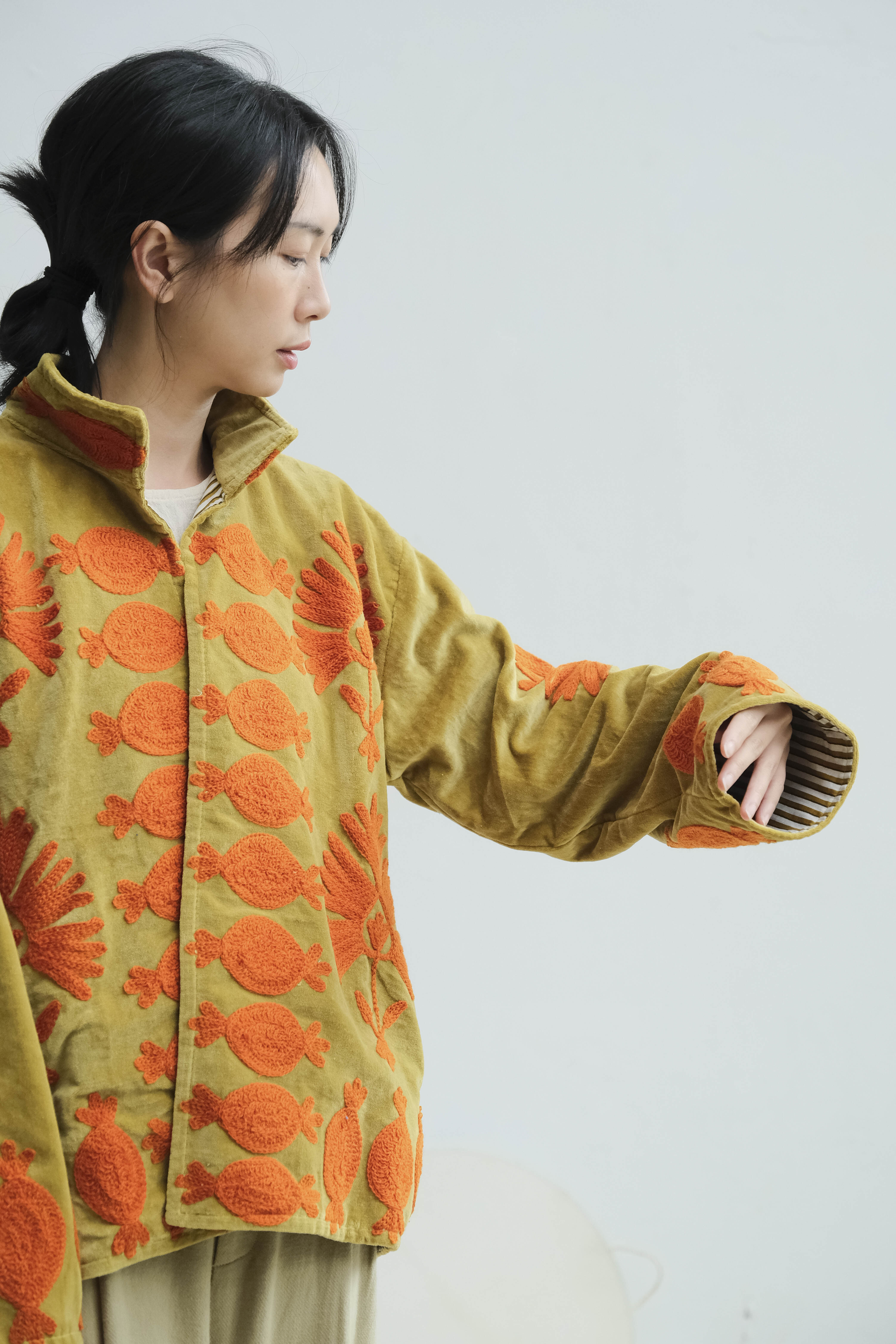 蘇札尼刺繡短外套 薑桔石榴