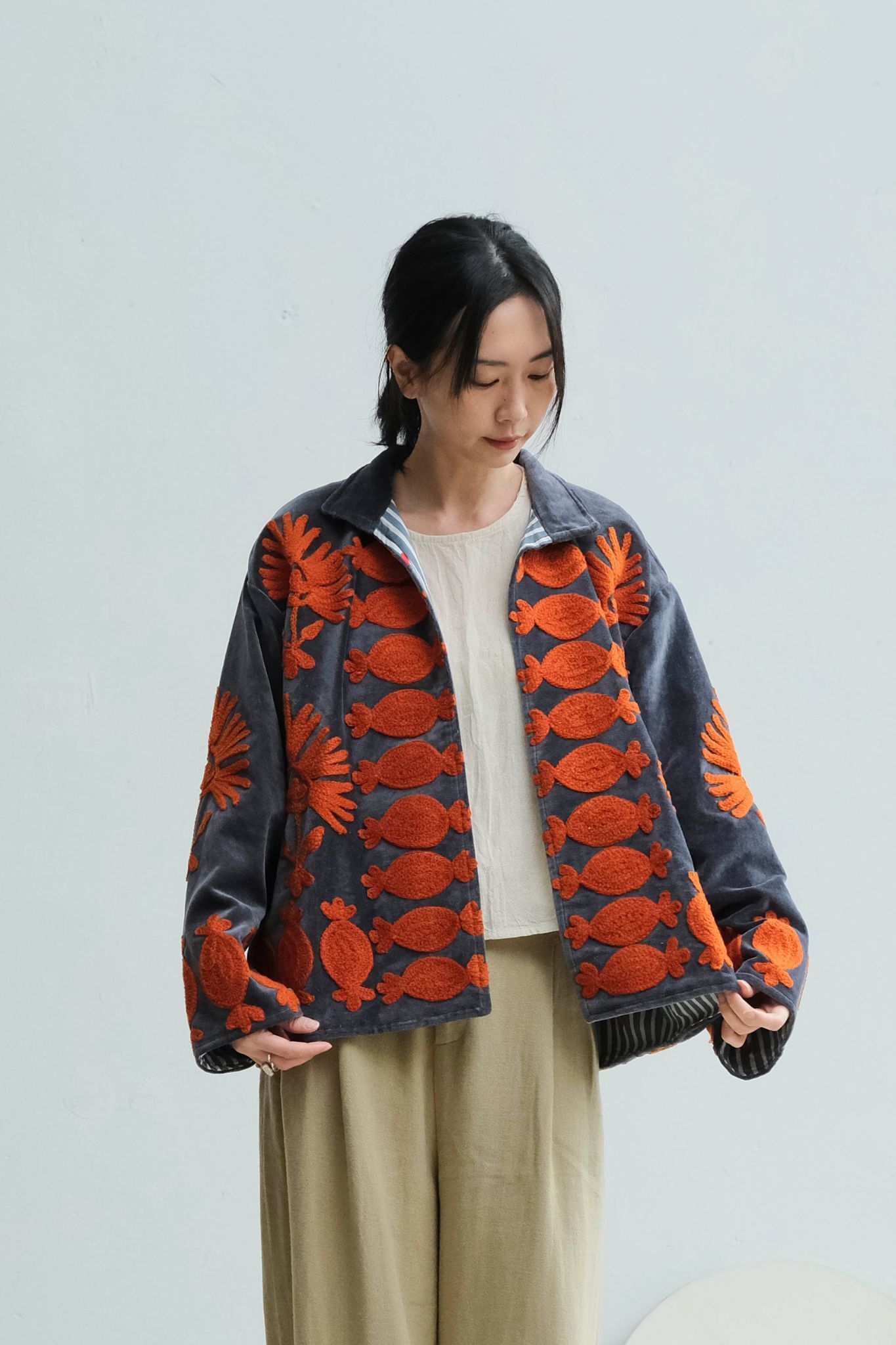 蘇札尼刺繡短外套 灰橘石榴