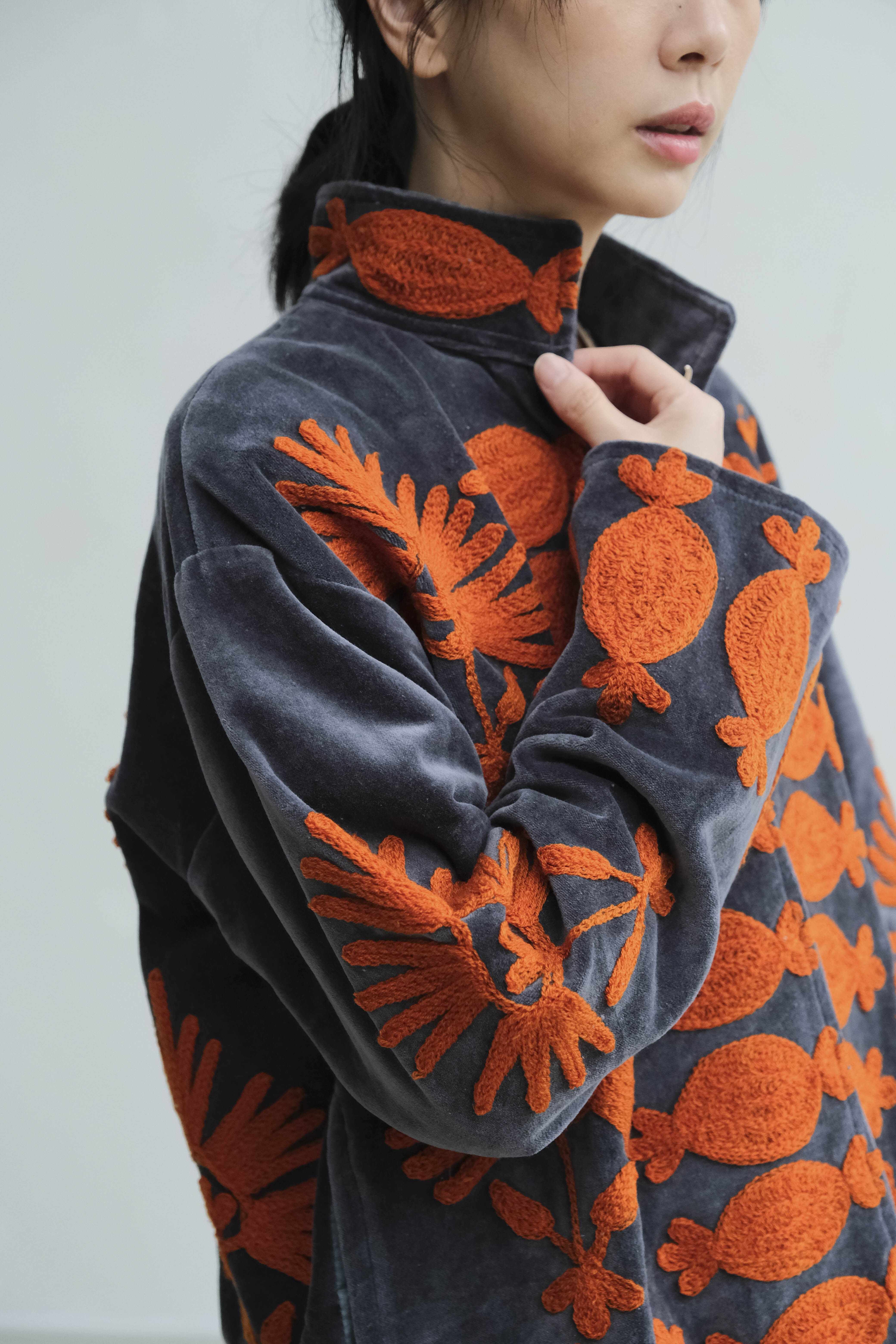 蘇札尼刺繡短外套 灰橘石榴