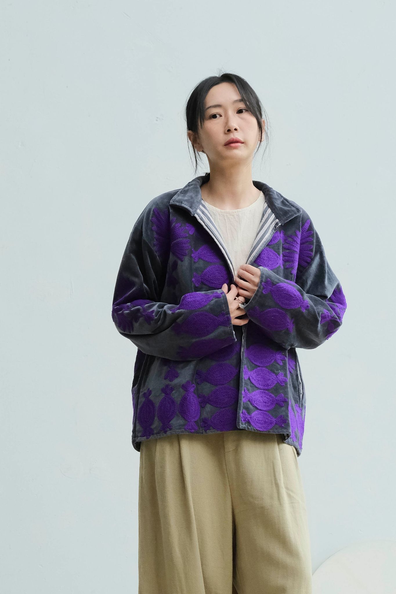 蘇札尼刺繡短外套 灰紫石榴