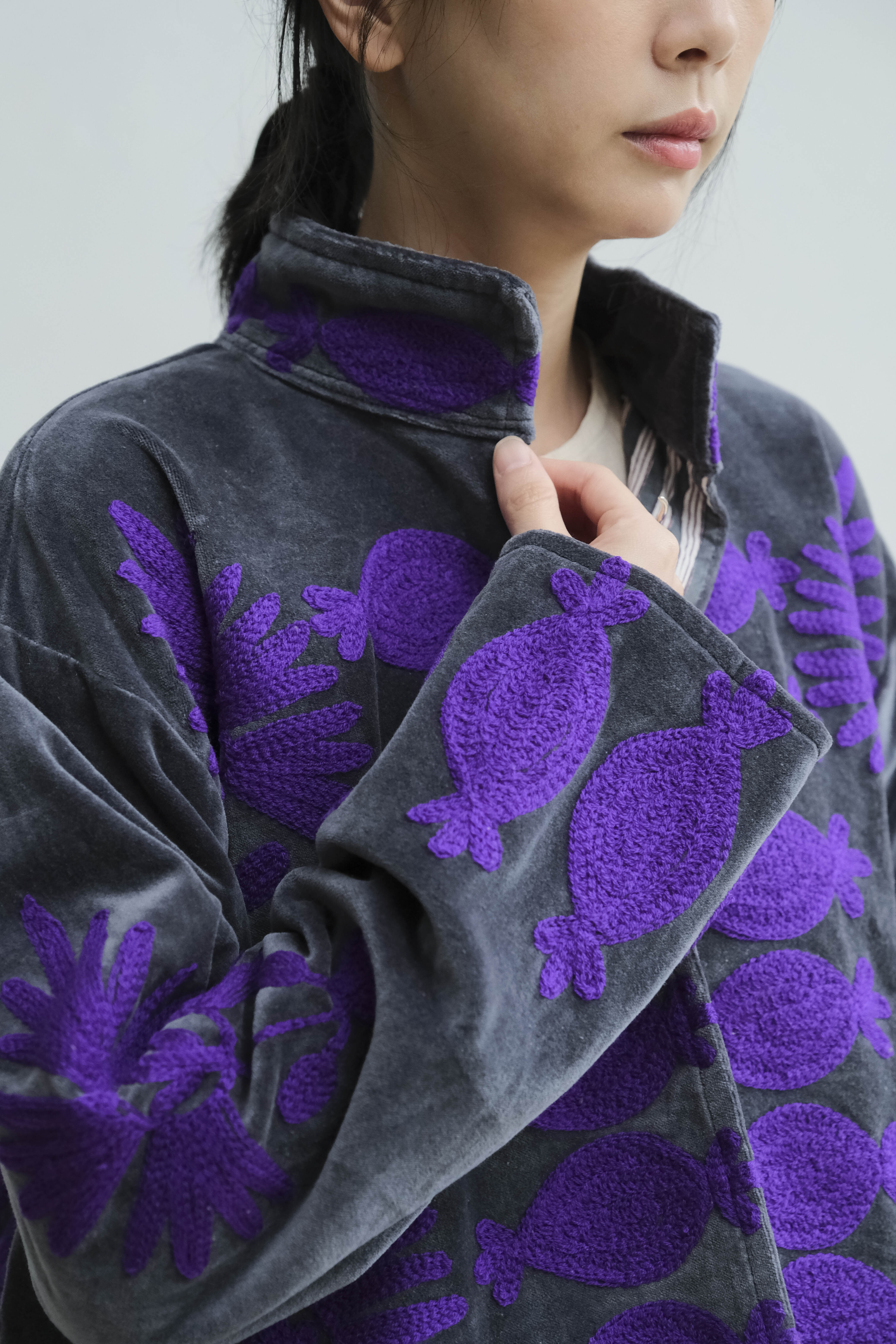蘇札尼刺繡短外套 灰紫石榴