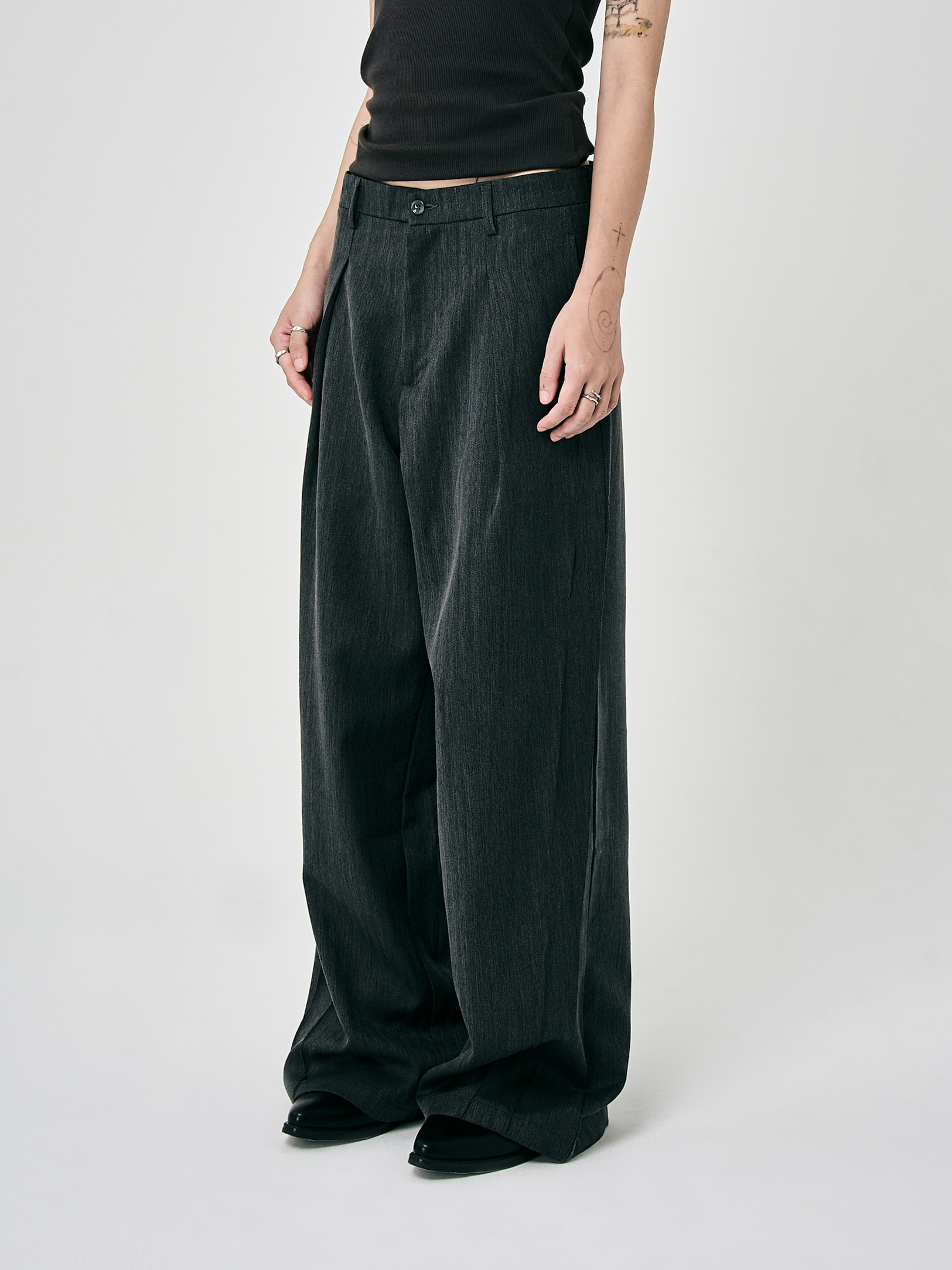 垂墜雙摺寬版西裝褲-黑