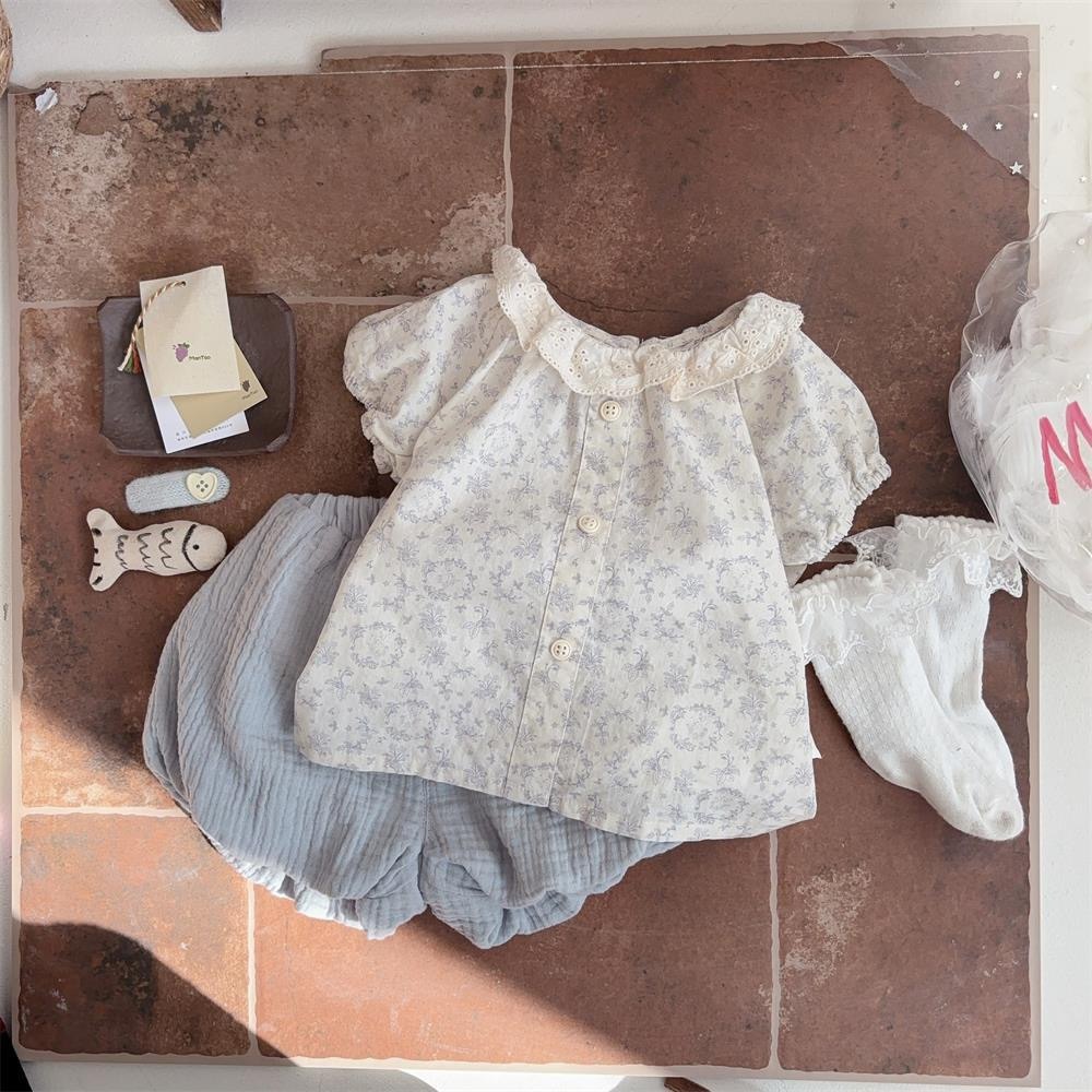 甜美碎花上衣+藍色麵包褲