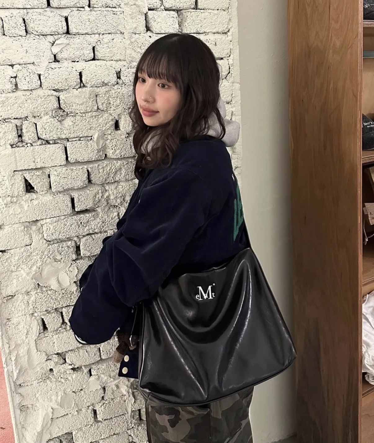 韓國🇰🇷連線 MUCENT 小Logo皮革側背包 肩背包 黑色 亮皮(任買兩件7-11免運)/預購