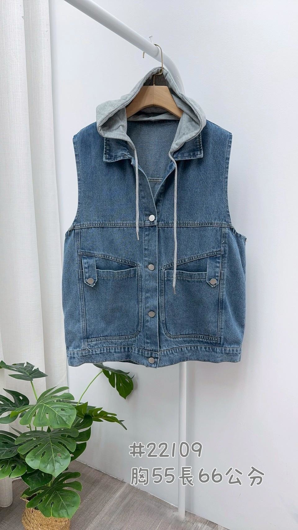 22109-抽繩帽翻領口袋牛仔背心（帽可拆