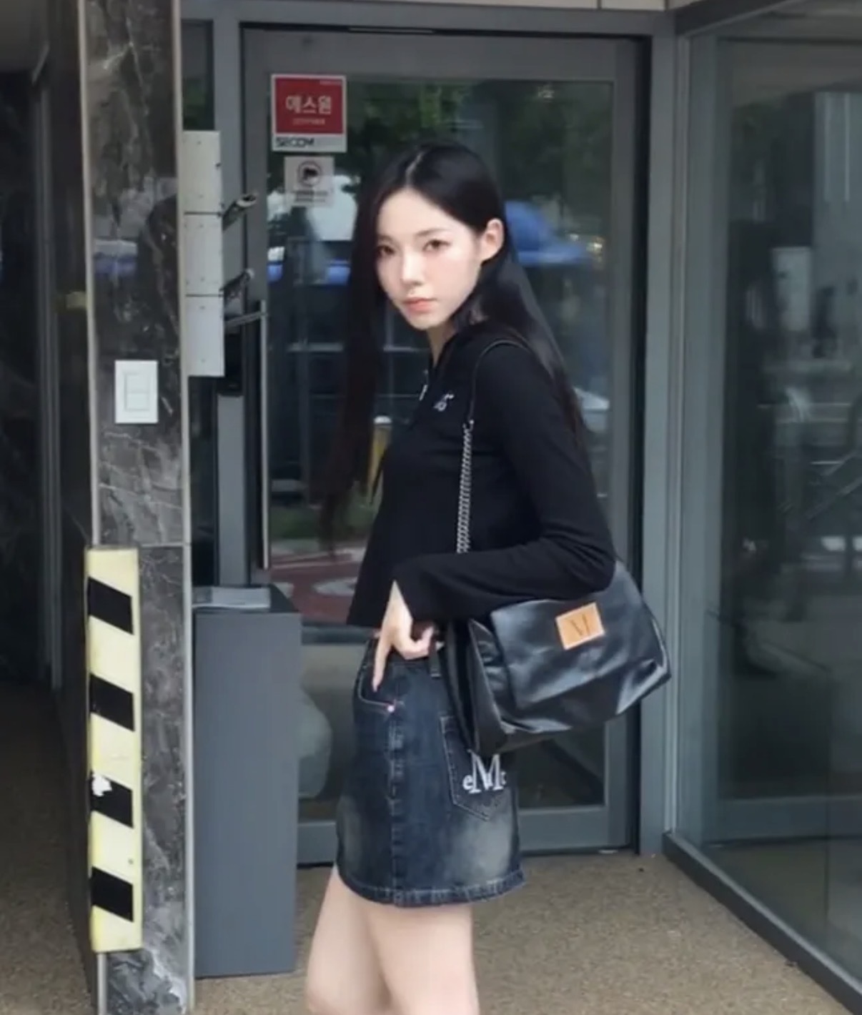 韓國🇰🇷連線 MUCENT 皮革翻蓋鏈條包 皮革包 小標 黑色 (任買兩件7-11免運)/預購