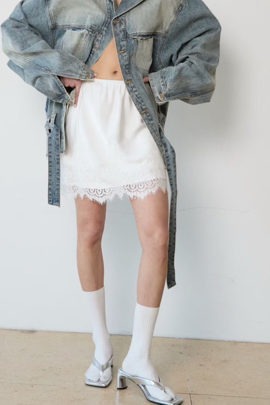 下接蕾絲緞面短裙