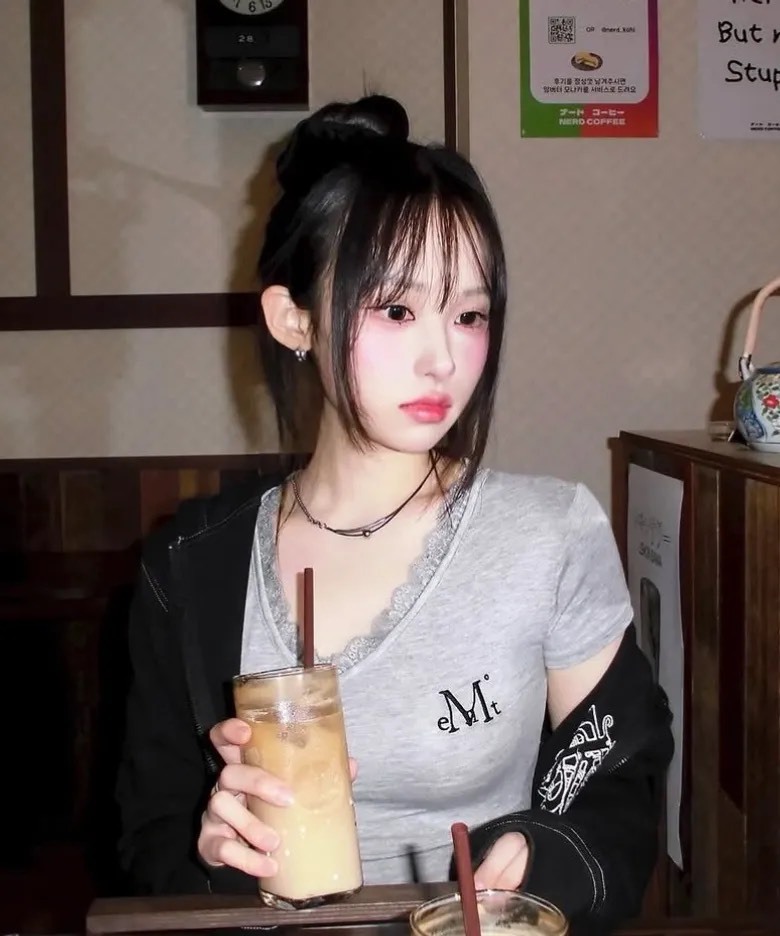 <品牌給超低價>Mucent 蕾絲 純欲 V領 小標 短袖款 三色