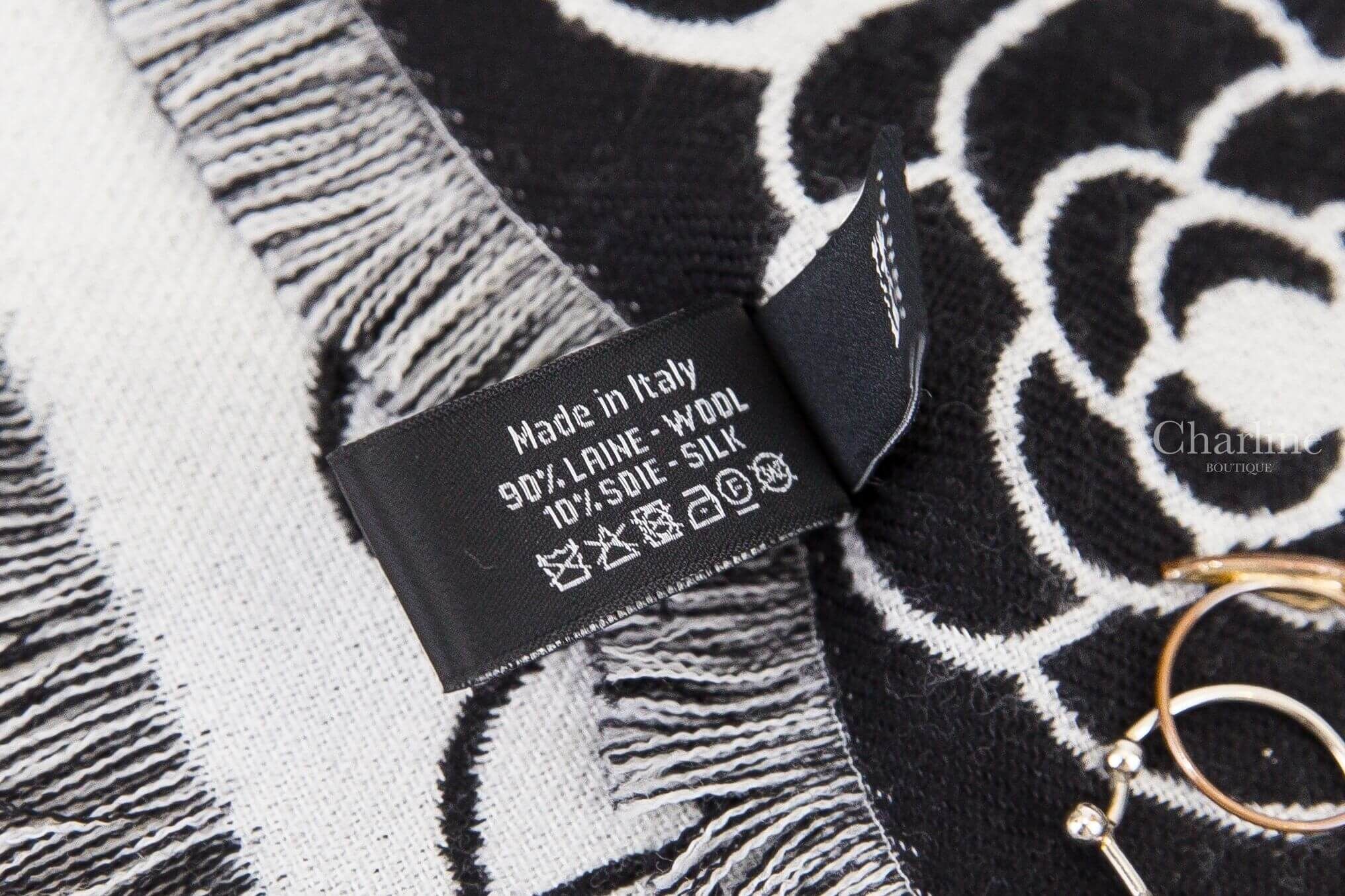 Chanel Scarf 白底黑字不規則黑CC珍珠線條黑色山茶花羊毛混喀什米爾流蘇披肩-Charline Boutique 精品代購
