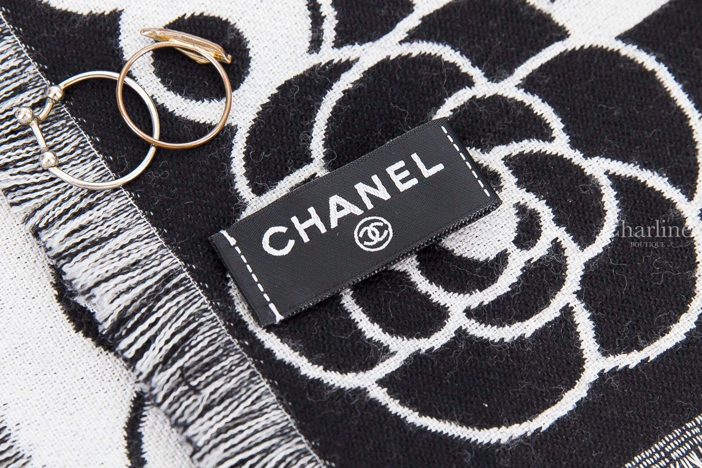 Chanel Scarf 白底黑字不規則黑CC珍珠線條黑色山茶花羊毛混喀什米爾流蘇披肩-Charline Boutique 精品代購