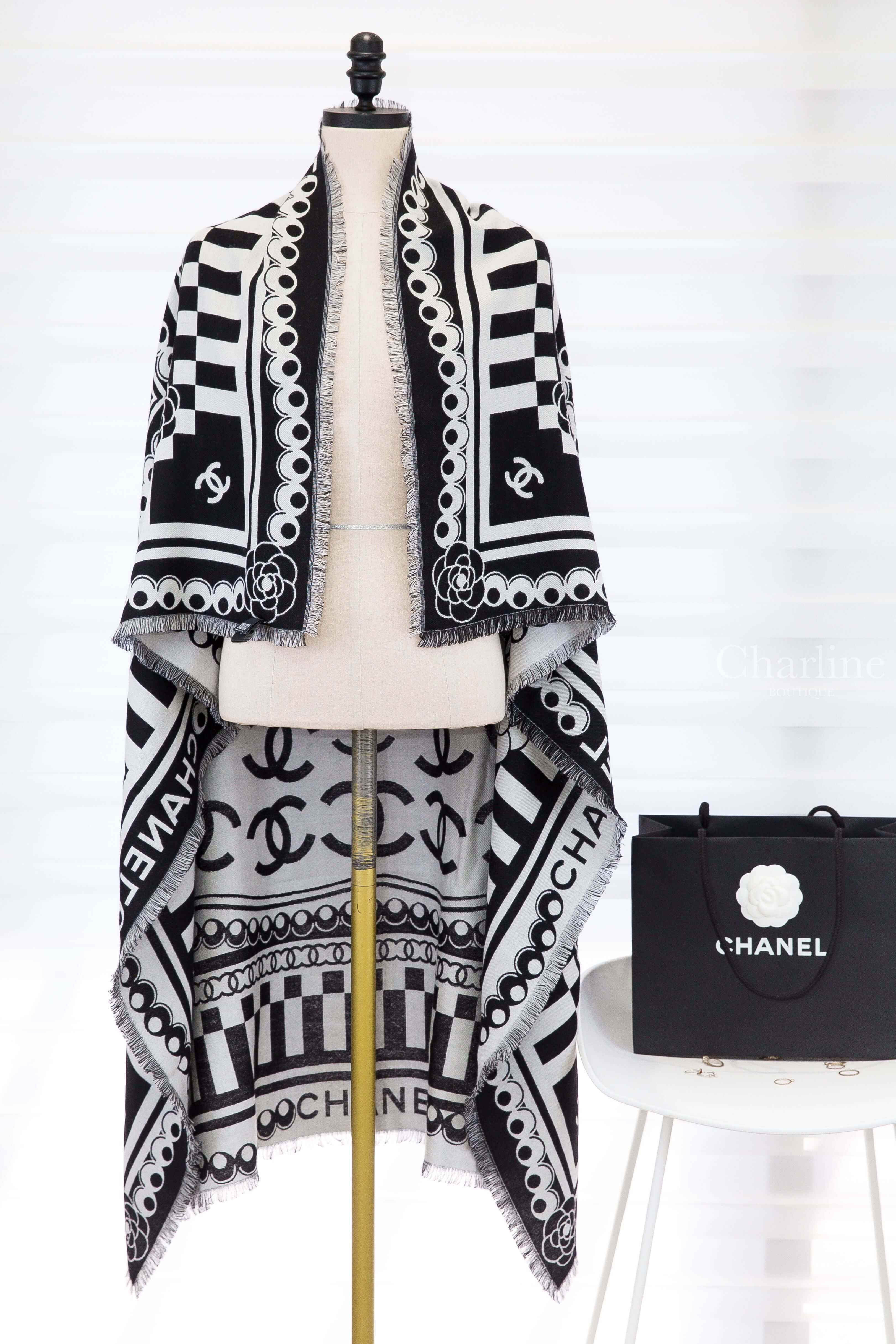 Chanel Scarf 白底黑字不規則黑CC珍珠線條黑色山茶花羊毛混喀什米爾流蘇披肩-Charline Boutique 精品代購