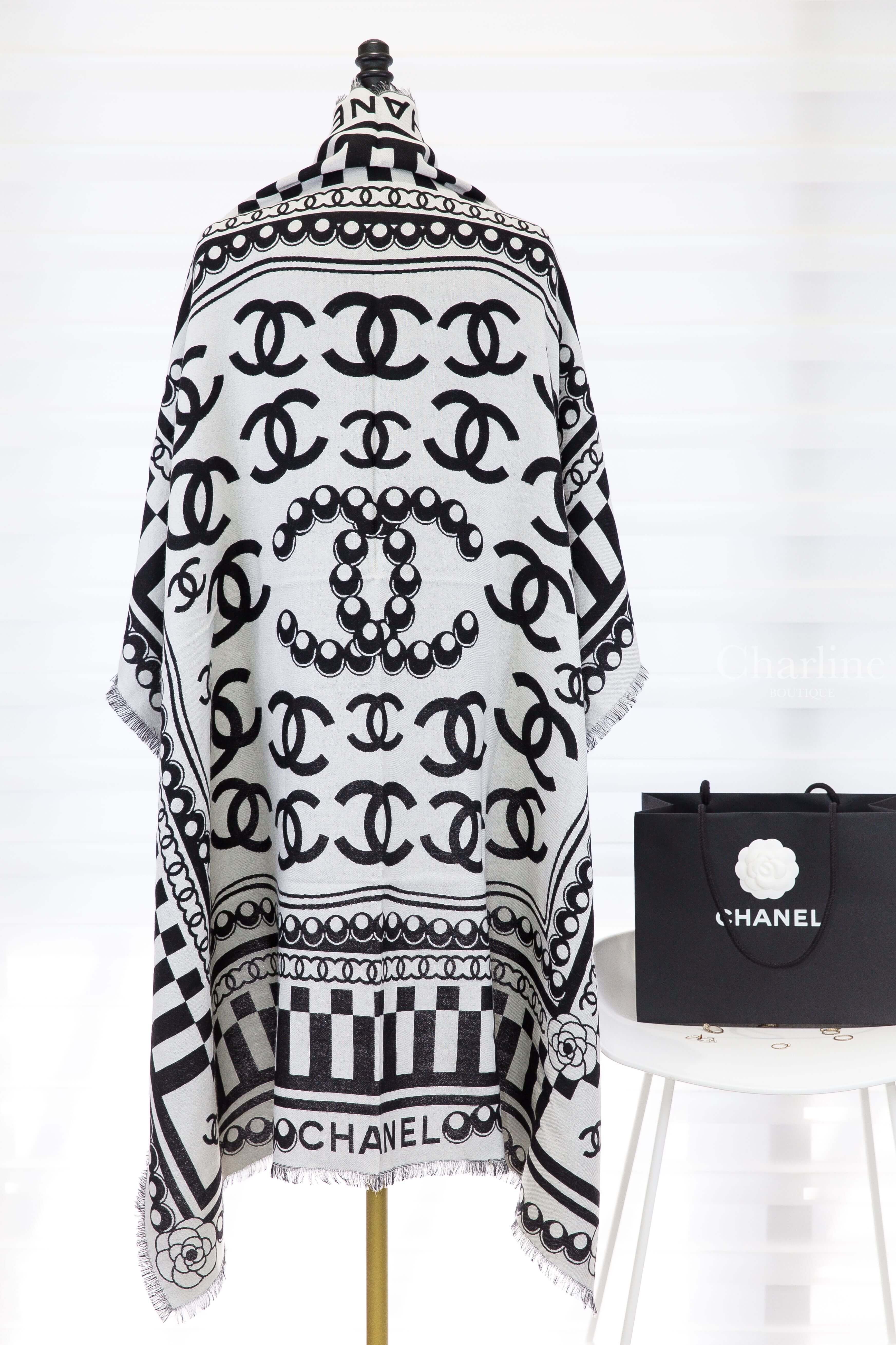 Chanel Scarf 白底黑字不規則黑CC珍珠線條黑色山茶花羊毛混喀什米爾流蘇披肩-Charline Boutique 精品代購