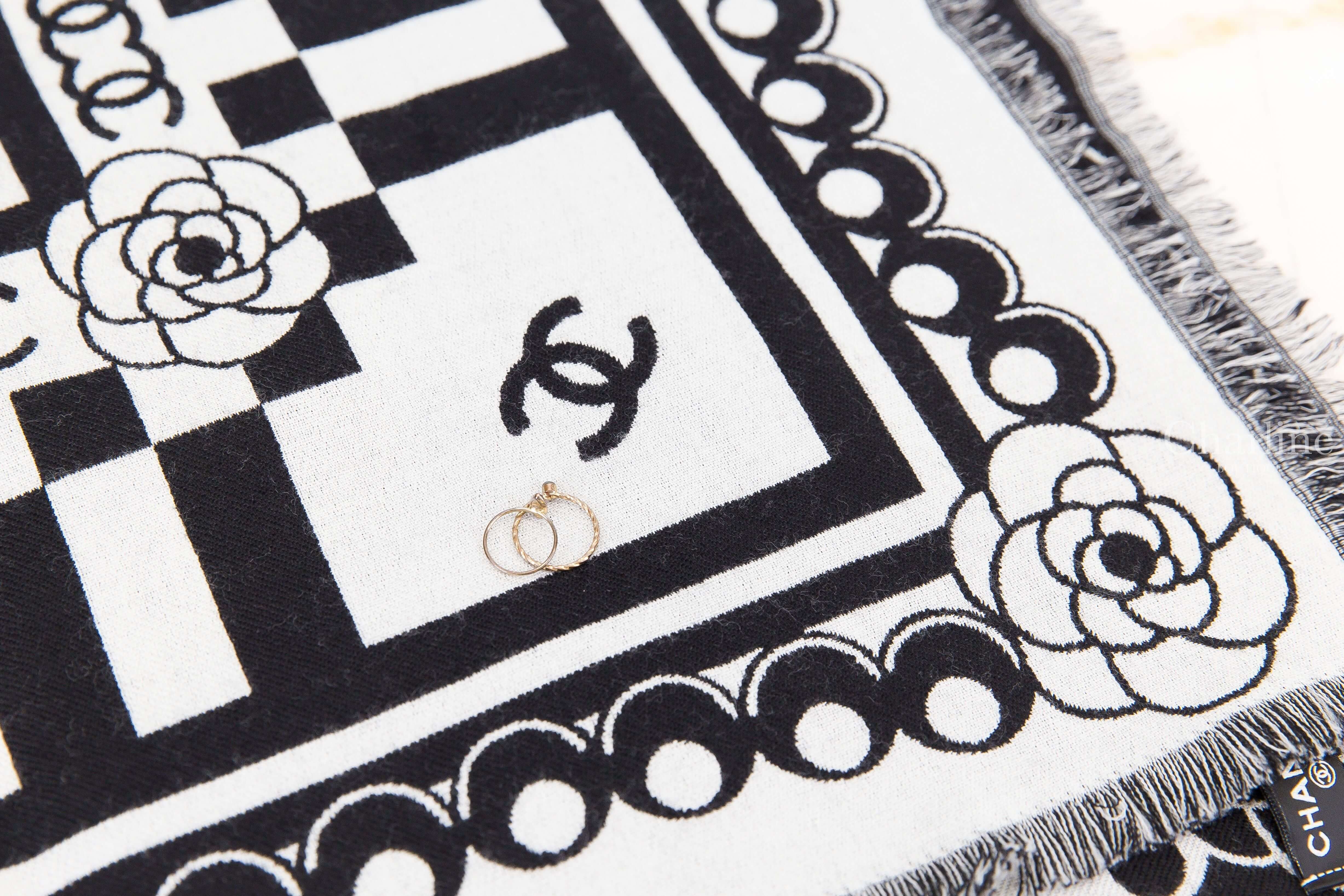 Chanel Scarf 白底黑字不規則黑CC珍珠線條黑色山茶花羊毛混喀什米爾流蘇披肩